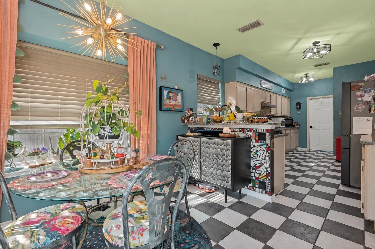 Single Family Residence For Sale in Tarrant County , 925 Rio Vista Lane, Arlington, Texas 76017, 4 Bedroom, 3 Bathroom, 2 Garage spaces, 2,348 Sqft, built in 1991, mls#21396467, Real Estate Agent in Arlington, Homes For Sale in Tarrant county, Homes For Sale in Arlington, Realtor in Arlington Texas, Real Estate Brokerage Independent Realty Texas, Luminita Cordes Realtor
