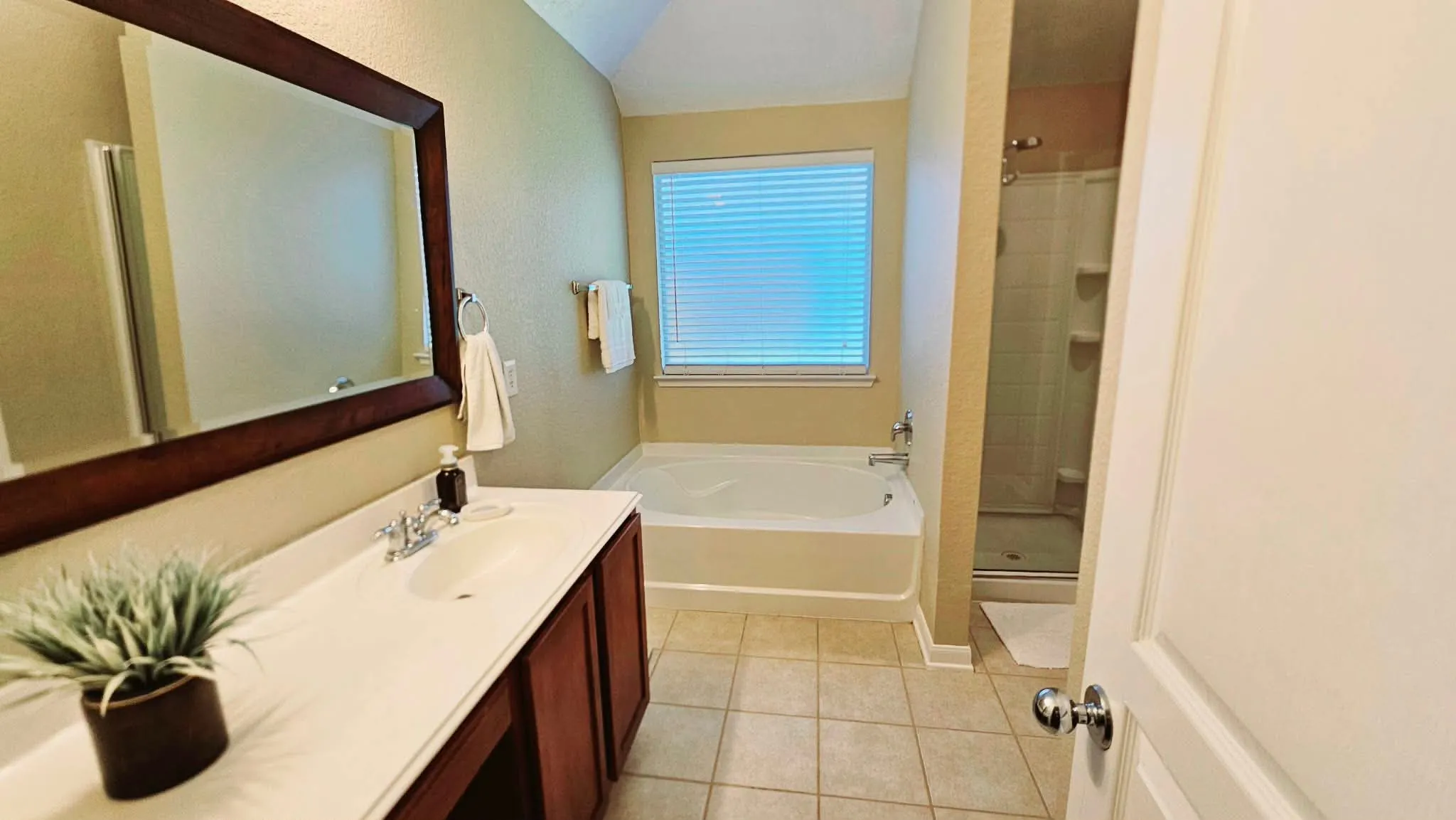 Single Family Residence For Rent in Tarrant County , 13744 Village Vista Drive, Fort Worth, Texas 76052, 3 Bedroom, 2 Bathroom, 2 Garage spaces, 1,824 Sqft, built in 2005, mls#21394496, Real Estate Agent in Fort Worth, Homes For Rent in Tarrant county, Homes For Rent in Fort Worth, Realtor in Fort Worth Texas, Real Estate Brokerage Independent Realty Texas, Luminita Cordes Realtor
