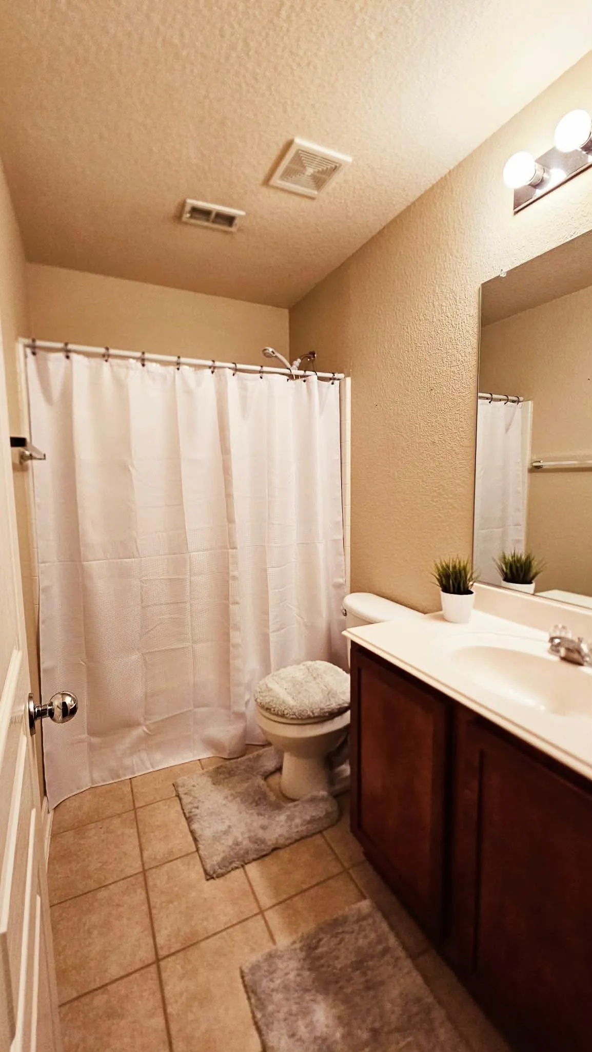 Single Family Residence For Rent in Tarrant County , 13744 Village Vista Drive, Fort Worth, Texas 76052, 3 Bedroom, 2 Bathroom, 2 Garage spaces, 1,824 Sqft, built in 2005, mls#21394496, Real Estate Agent in Fort Worth, Homes For Rent in Tarrant county, Homes For Rent in Fort Worth, Realtor in Fort Worth Texas, Real Estate Brokerage Independent Realty Texas, Luminita Cordes Realtor