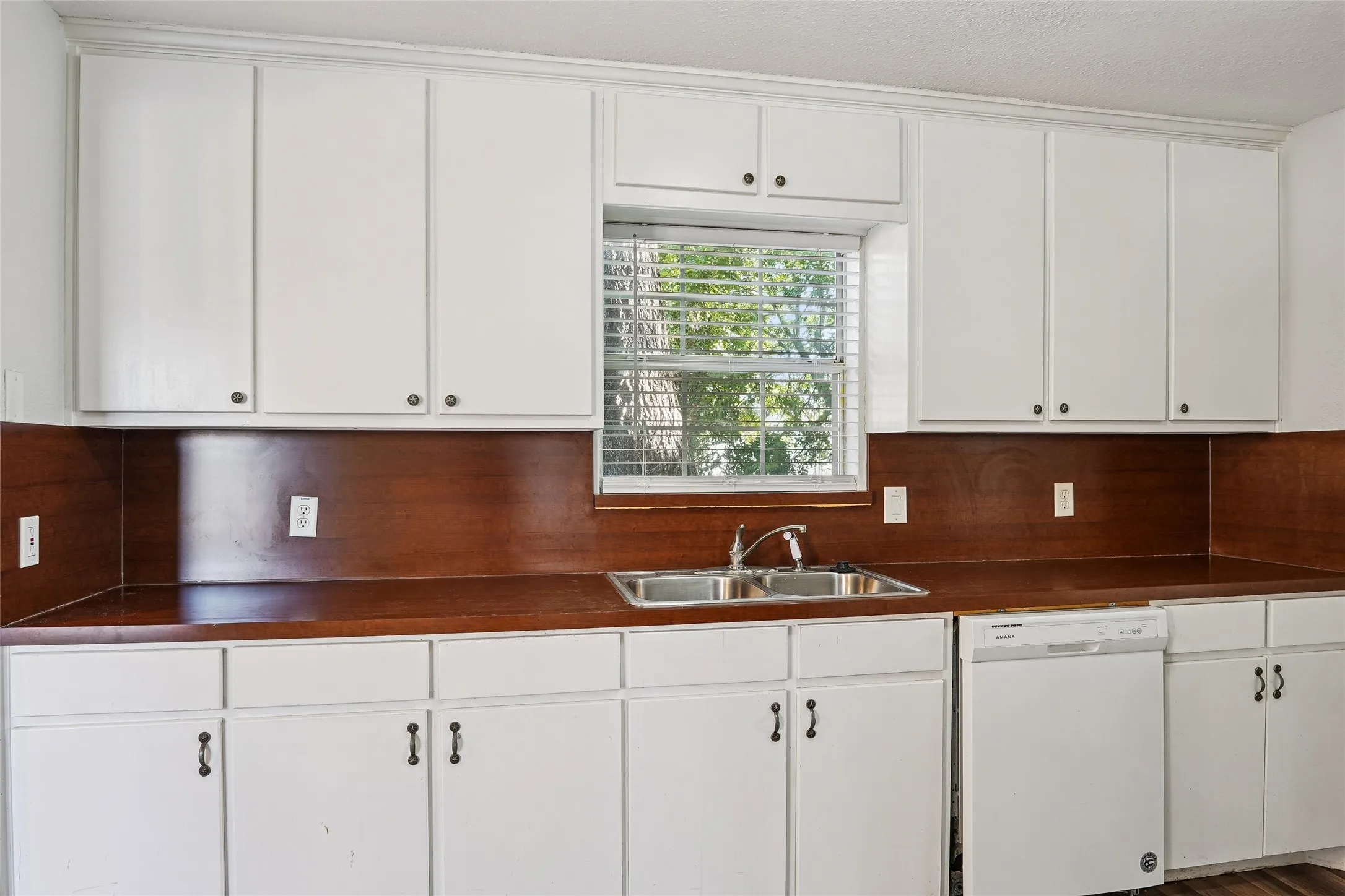 Single Family Residence For Rent in Denton County , 403 Marshall Street, Sanger, Texas 76266, 3 Bedroom, 2 Bathroom, Garage spaces, 1,312 Sqft, built in 1950, mls#21397250, Real Estate Agent in Sanger, Homes For Rent in Denton county, Homes For Rent in Sanger, Realtor in Sanger Texas, Real Estate Brokerage Independent Realty Texas, Luminita Cordes Realtor