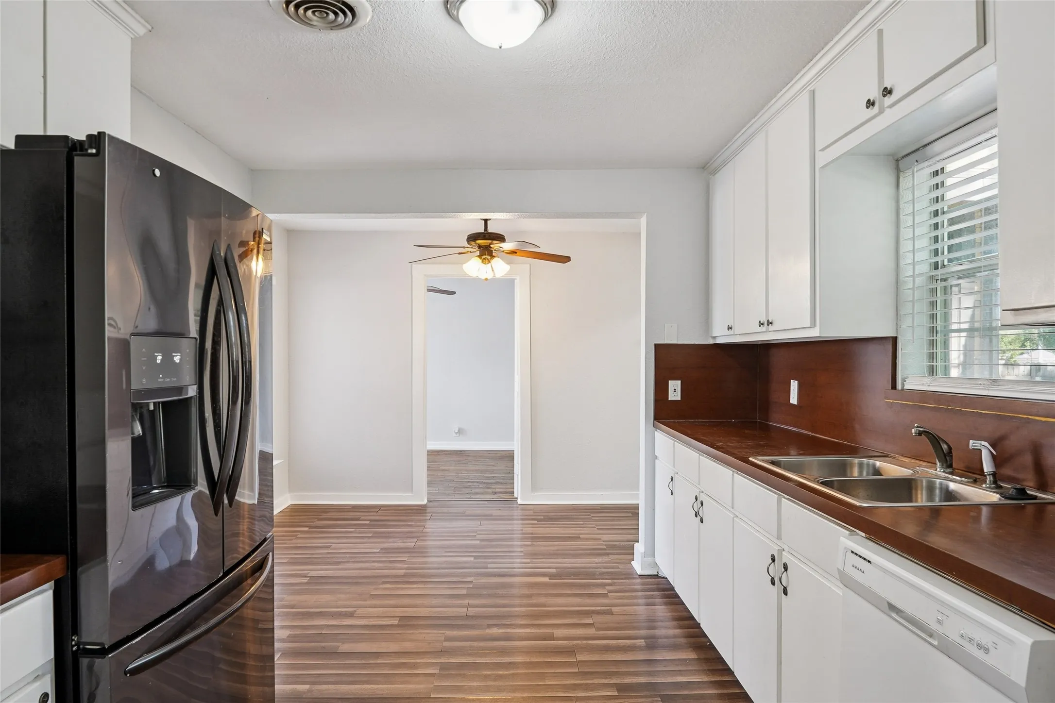 Single Family Residence For Rent in Denton County , 403 Marshall Street, Sanger, Texas 76266, 3 Bedroom, 2 Bathroom, Garage spaces, 1,312 Sqft, built in 1950, mls#21397250, Real Estate Agent in Sanger, Homes For Rent in Denton county, Homes For Rent in Sanger, Realtor in Sanger Texas, Real Estate Brokerage Independent Realty Texas, Luminita Cordes Realtor