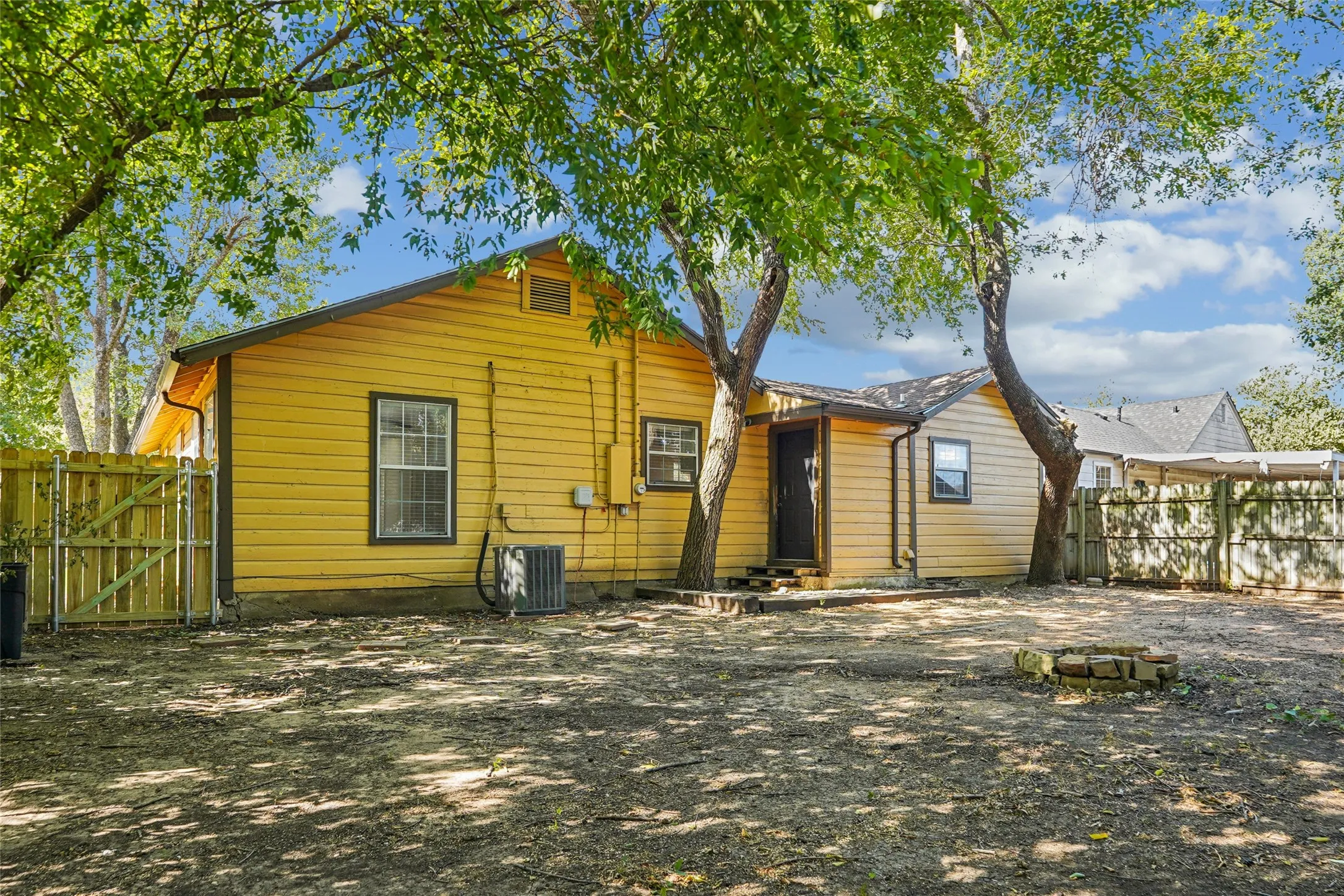 Single Family Residence For Rent in Denton County , 403 Marshall Street, Sanger, Texas 76266, 3 Bedroom, 2 Bathroom, Garage spaces, 1,312 Sqft, built in 1950, mls#21397250, Real Estate Agent in Sanger, Homes For Rent in Denton county, Homes For Rent in Sanger, Realtor in Sanger Texas, Real Estate Brokerage Independent Realty Texas, Luminita Cordes Realtor