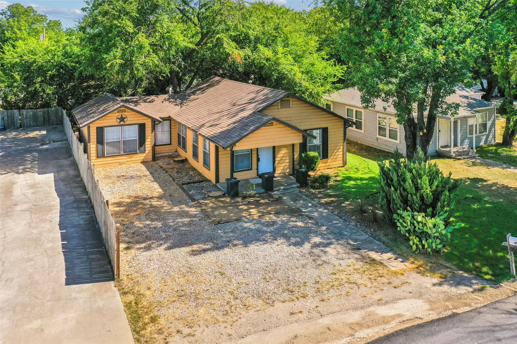 Single Family Residence For Rent in Denton County , 403 Marshall Street, Sanger, Texas 76266, 3 Bedroom, 2 Bathroom, Garage spaces, 1,312 Sqft, built in 1950, mls#21397250, Real Estate Agent in Sanger, Homes For Rent in Denton county, Homes For Rent in Sanger, Realtor in Sanger Texas, Real Estate Brokerage Independent Realty Texas, Luminita Cordes Realtor
