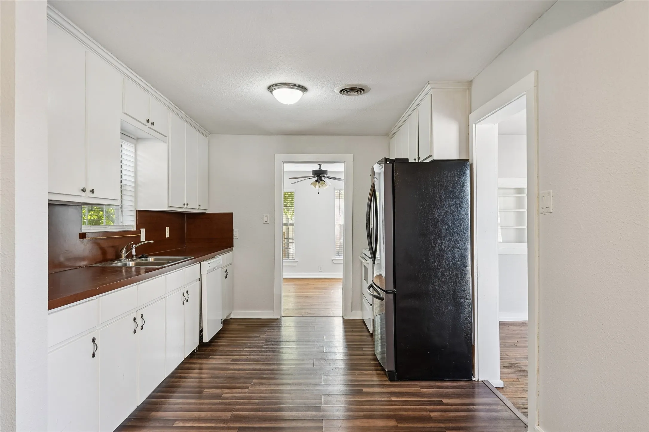 Single Family Residence For Rent in Denton County , 403 Marshall Street, Sanger, Texas 76266, 3 Bedroom, 2 Bathroom, Garage spaces, 1,312 Sqft, built in 1950, mls#21397250, Real Estate Agent in Sanger, Homes For Rent in Denton county, Homes For Rent in Sanger, Realtor in Sanger Texas, Real Estate Brokerage Independent Realty Texas, Luminita Cordes Realtor