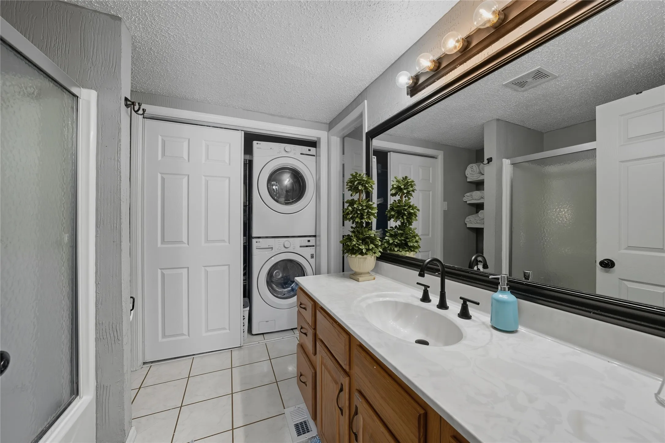 Single Family Residence For Sale in Henderson County , 517 Shore Line Drive, Tool, Texas 75143, 3 Bedroom, 2 Bathroom, Garage spaces, 1,329 Sqft, built in 1997, mls#21397061, Real Estate Agent in Tool, Homes For Sale in Henderson county, Homes For Sale in Tool, Realtor in Tool Texas, Real Estate Brokerage Independent Realty Texas, Luminita Cordes Realtor