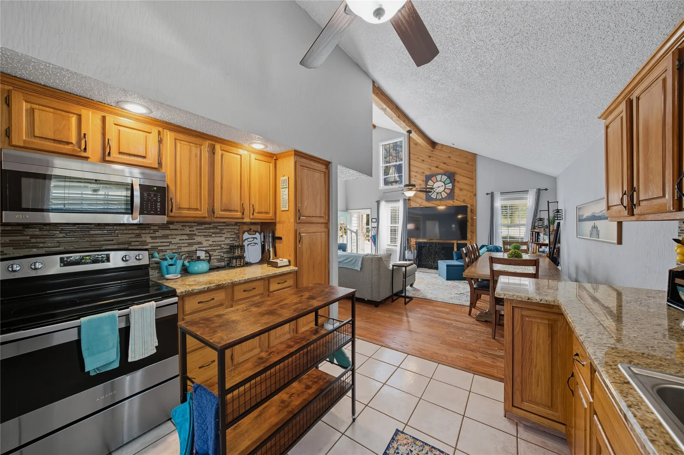 Single Family Residence For Sale in Henderson County , 517 Shore Line Drive, Tool, Texas 75143, 3 Bedroom, 2 Bathroom, Garage spaces, 1,329 Sqft, built in 1997, mls#21397061, Real Estate Agent in Tool, Homes For Sale in Henderson county, Homes For Sale in Tool, Realtor in Tool Texas, Real Estate Brokerage Independent Realty Texas, Luminita Cordes Realtor