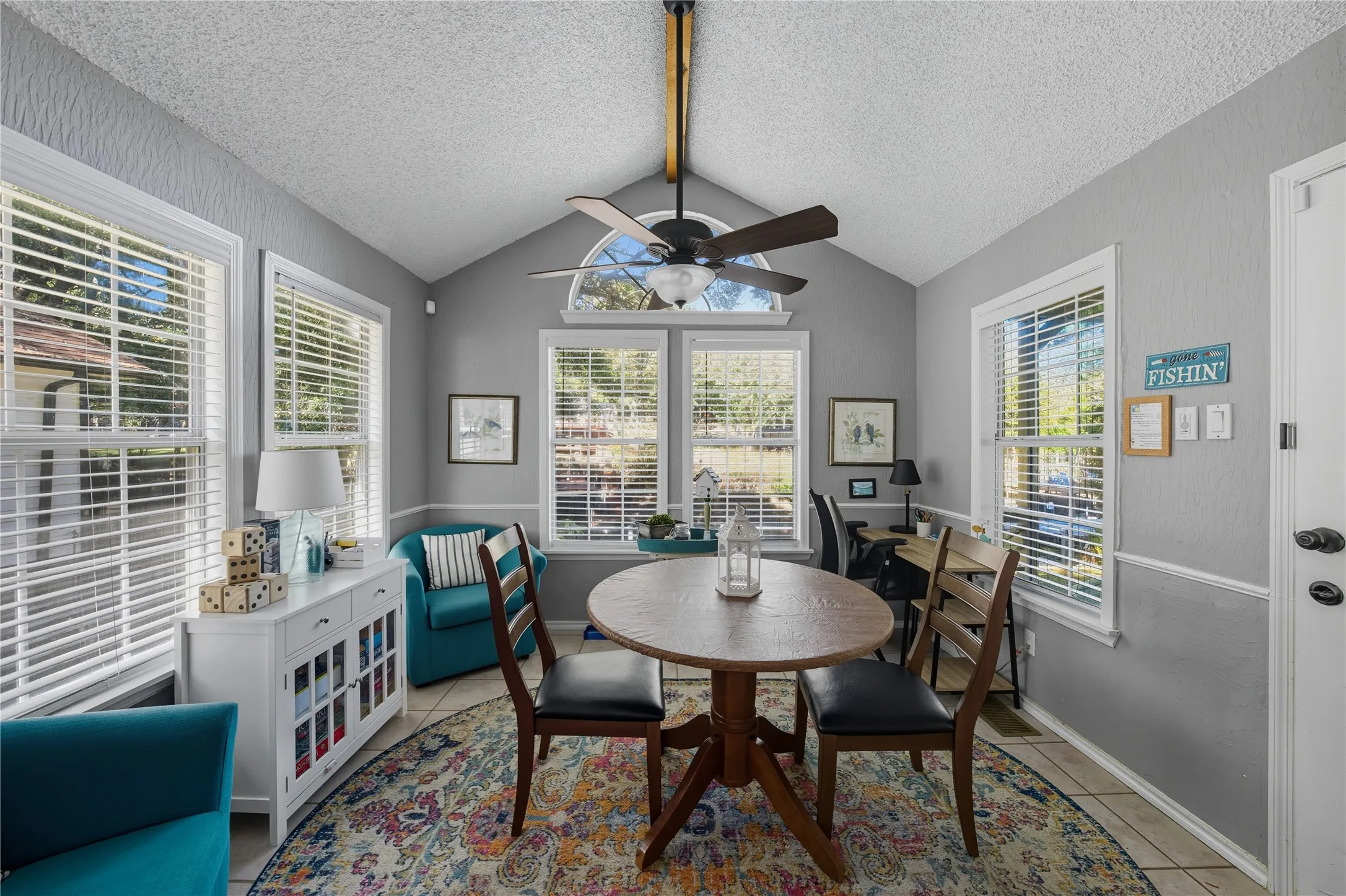 Single Family Residence For Sale in Henderson County , 517 Shore Line Drive, Tool, Texas 75143, 3 Bedroom, 2 Bathroom, Garage spaces, 1,329 Sqft, built in 1997, mls#21397061, Real Estate Agent in Tool, Homes For Sale in Henderson county, Homes For Sale in Tool, Realtor in Tool Texas, Real Estate Brokerage Independent Realty Texas, Luminita Cordes Realtor