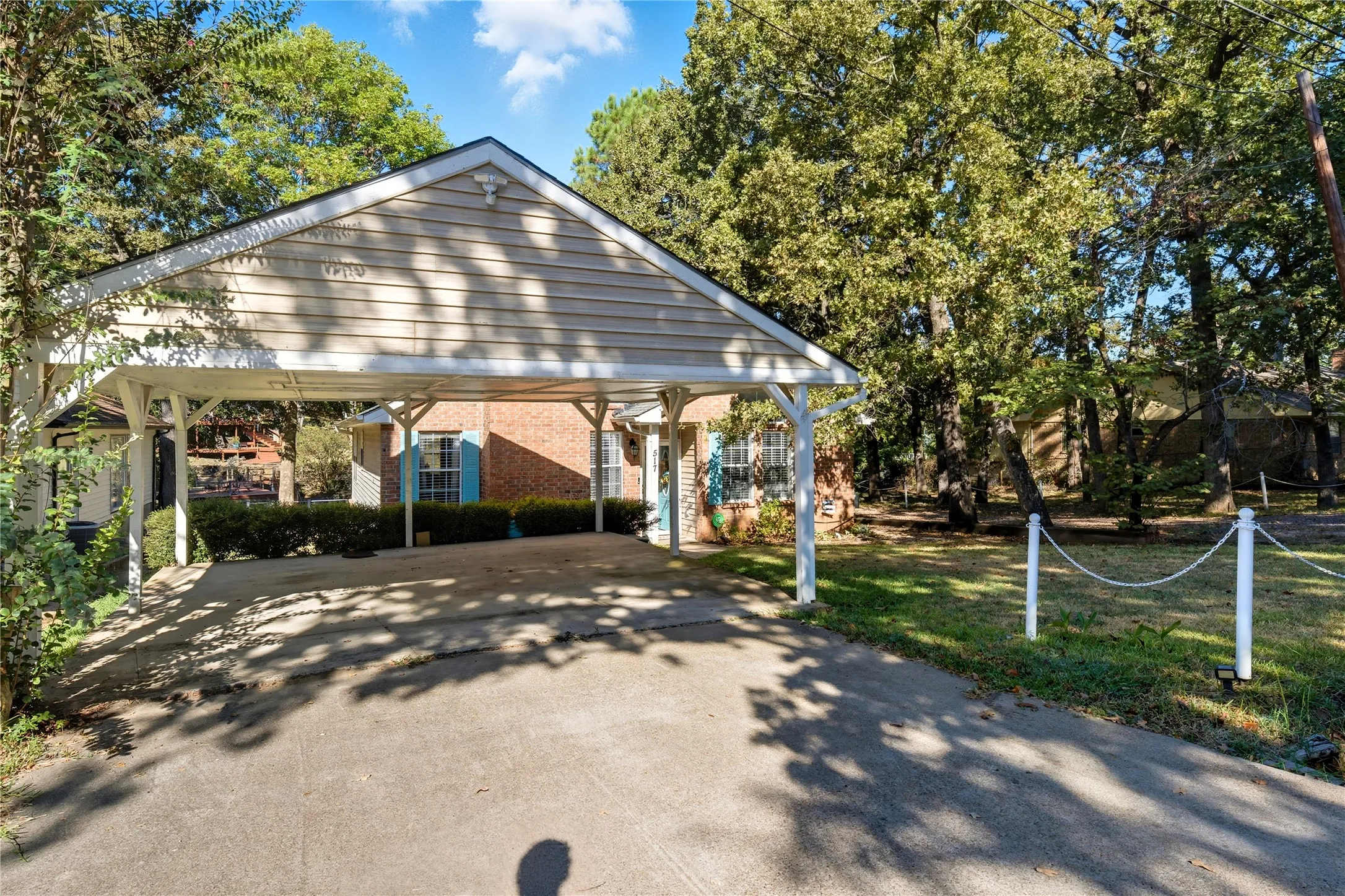 Single Family Residence For Sale in Henderson County , 517 Shore Line Drive, Tool, Texas 75143, 3 Bedroom, 2 Bathroom, Garage spaces, 1,329 Sqft, built in 1997, mls#21397061, Real Estate Agent in Tool, Homes For Sale in Henderson county, Homes For Sale in Tool, Realtor in Tool Texas, Real Estate Brokerage Independent Realty Texas, Luminita Cordes Realtor