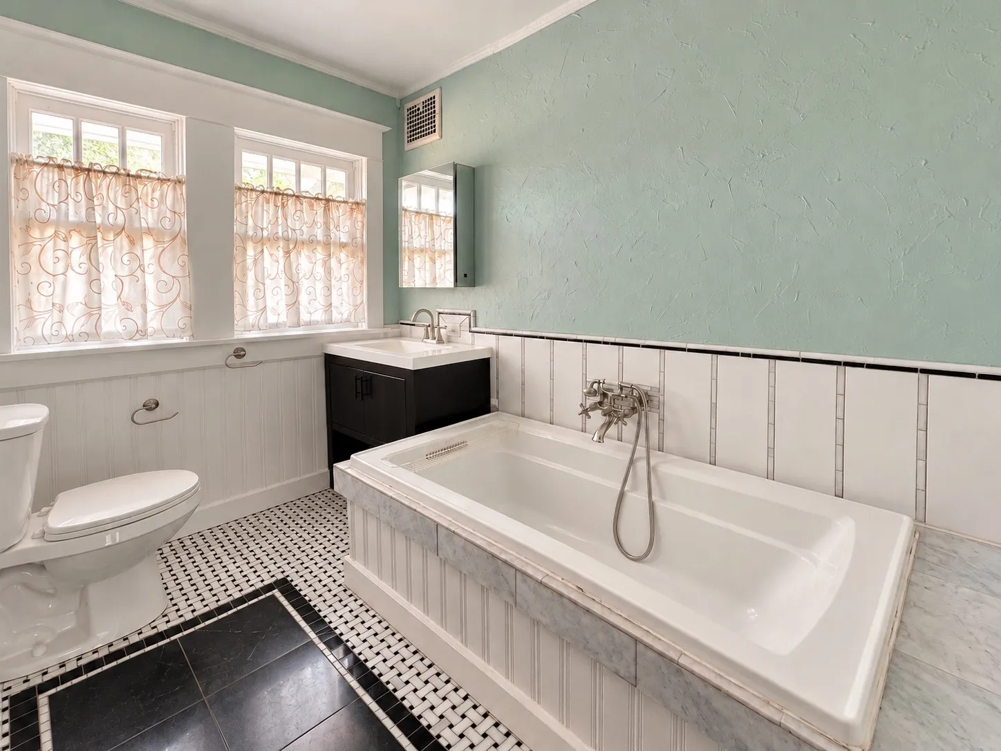 Single Family Residence For Sale in Tarrant County , 2221 Park Place Avenue, Fort Worth, Texas 76110, 4 Bedroom, 2 Bathroom, Garage spaces, 2,530 Sqft, built in 1928, mls#21397248, Real Estate Agent in Fort Worth, Homes For Sale in Tarrant county, Homes For Sale in Fort Worth, Realtor in Fort Worth Texas, Real Estate Brokerage Independent Realty Texas, Luminita Cordes Realtor