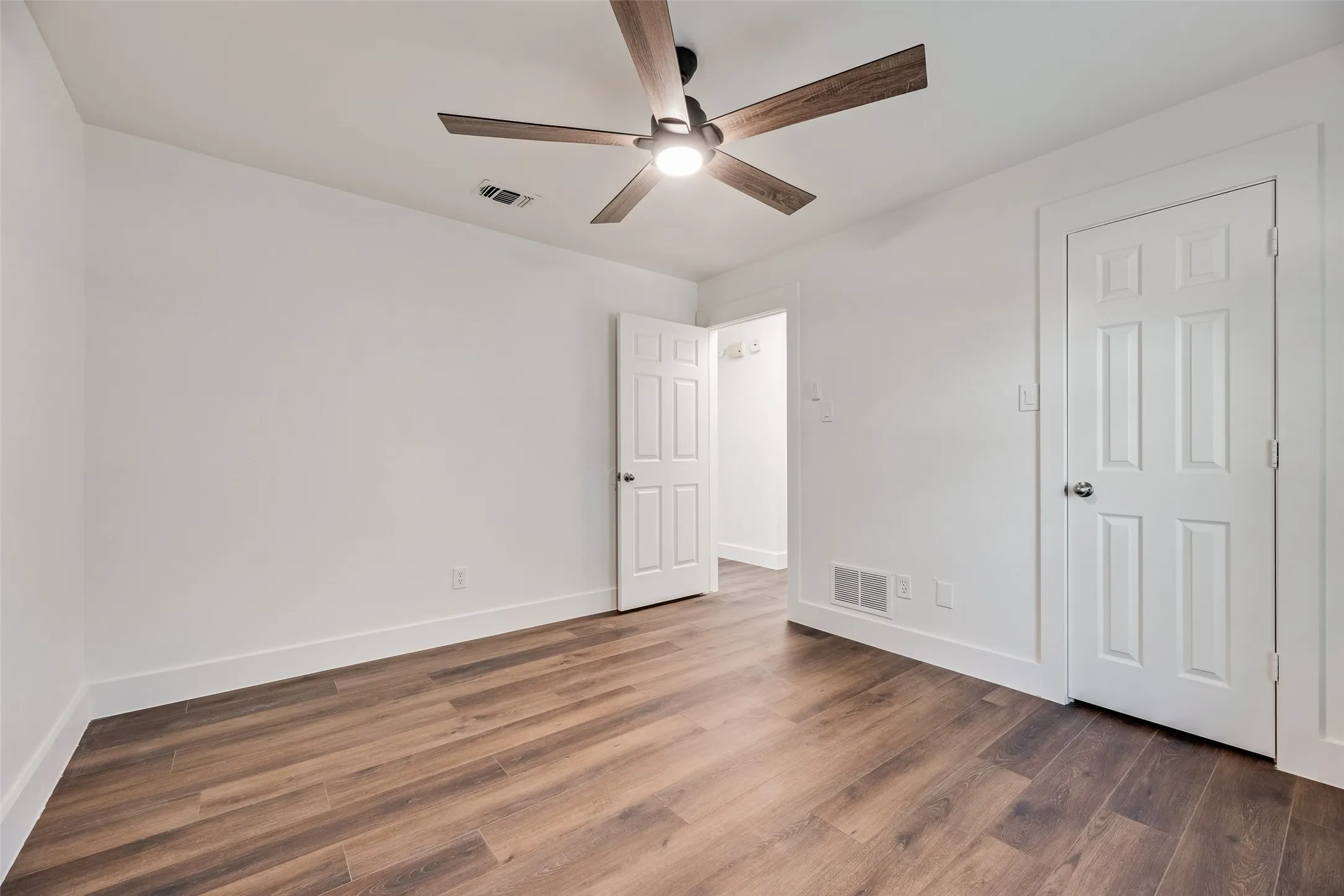 Single Family Residence For Sale in Dallas County , 6313 Chelsea Way, Garland, Texas 75044, 3 Bedroom, 3 Bathroom, 2 Garage spaces, 2,499 Sqft, built in 1985, mls#21397004, Real Estate Agent in Garland, Homes For Sale in Dallas county, Homes For Sale in Garland, Realtor in Garland Texas, Real Estate Brokerage Independent Realty Texas, Luminita Cordes Realtor