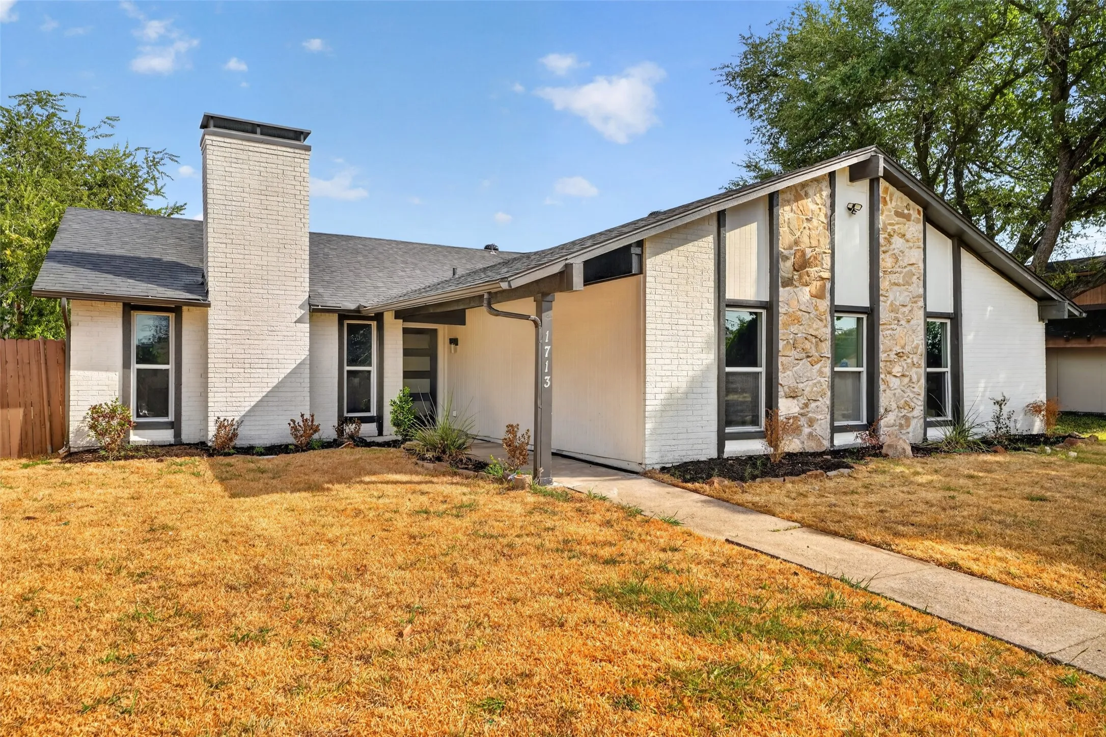 Single Family Residence For Sale in Dallas County , 1713 Baylor Drive, Richardson, Texas 75081, 3 Bedroom, 2 Bathroom, 2 Garage spaces, 1,924 Sqft, built in 1972, mls#21397266, Real Estate Agent in Richardson, Homes For Sale in Dallas county, Homes For Sale in Richardson, Realtor in Richardson Texas, Real Estate Brokerage Independent Realty Texas, Luminita Cordes Realtor