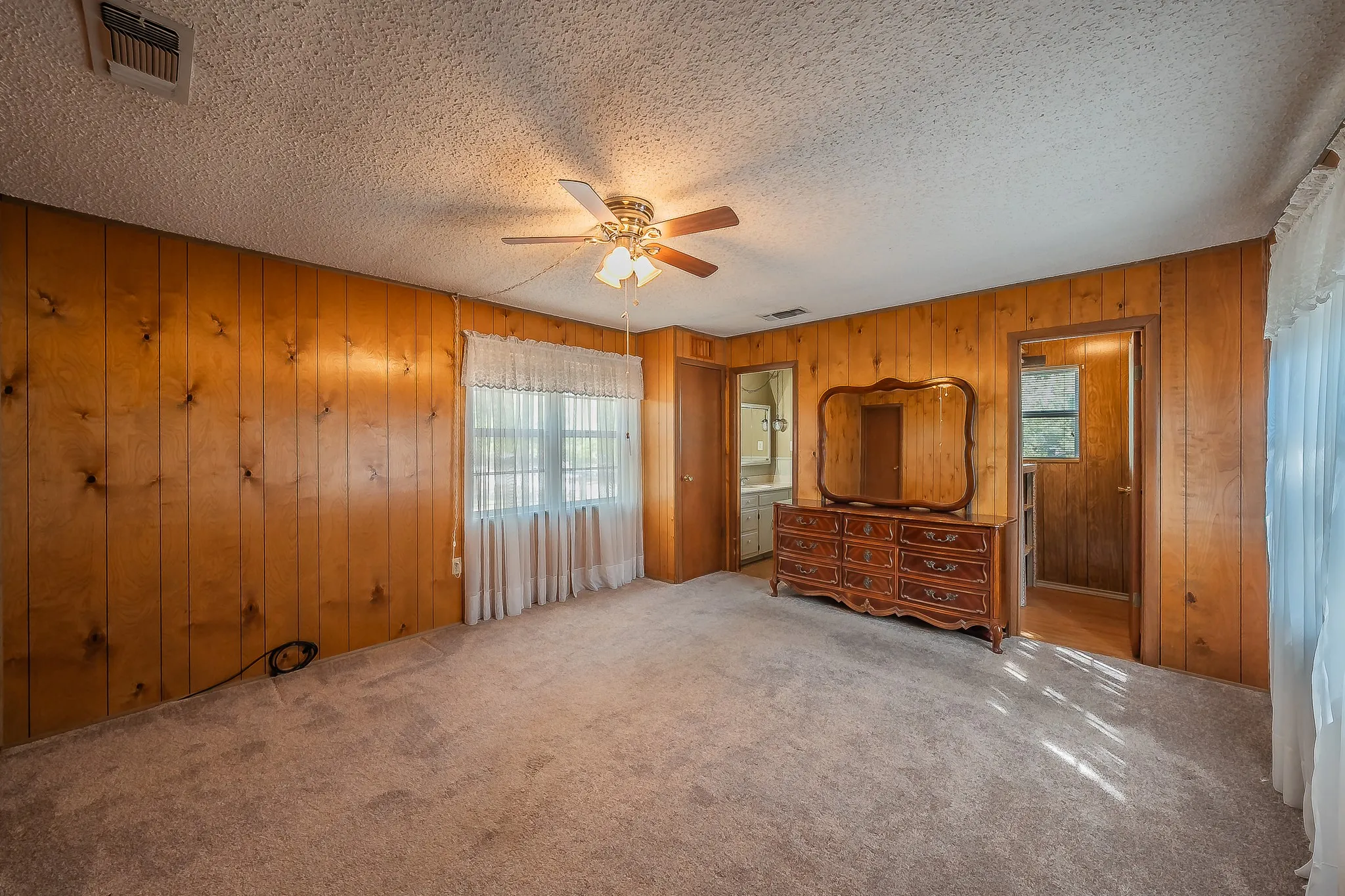 Single Family Residence For Sale in Tarrant County , 1812 Highland Drive E, Keller, Texas 76262, 2 Bedroom, 2 Bathroom, Garage spaces, 1,734 Sqft, built in 1972, mls#21396242, Real Estate Agent in Keller, Homes For Sale in Tarrant county, Homes For Sale in Keller, Realtor in Keller Texas, Real Estate Brokerage Independent Realty Texas, Luminita Cordes Realtor
