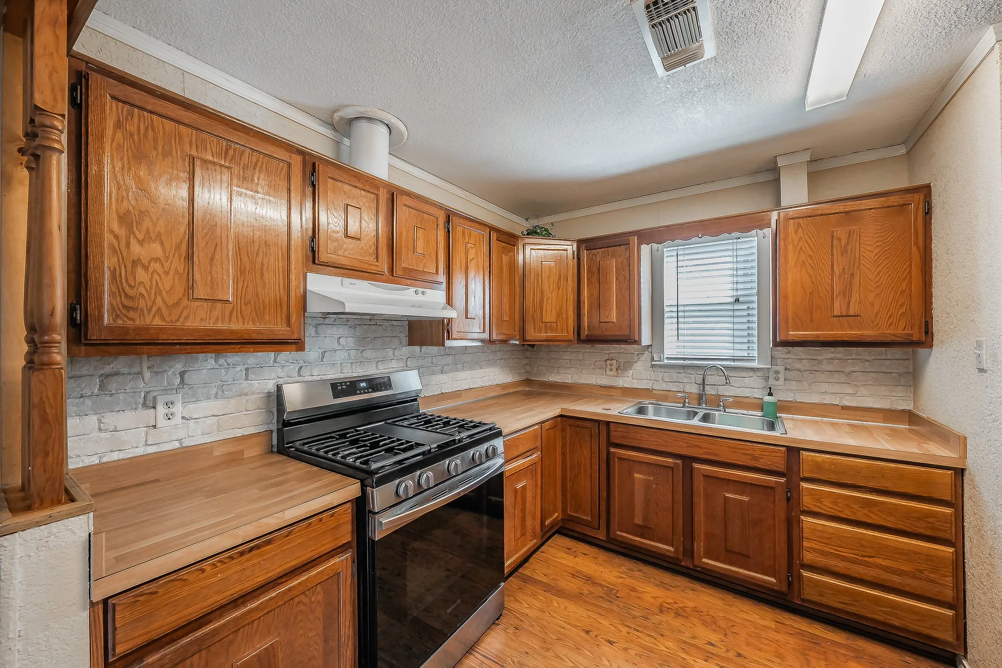 Single Family Residence For Sale in Tarrant County , 1812 Highland Drive E, Keller, Texas 76262, 2 Bedroom, 2 Bathroom, Garage spaces, 1,734 Sqft, built in 1972, mls#21396242, Real Estate Agent in Keller, Homes For Sale in Tarrant county, Homes For Sale in Keller, Realtor in Keller Texas, Real Estate Brokerage Independent Realty Texas, Luminita Cordes Realtor