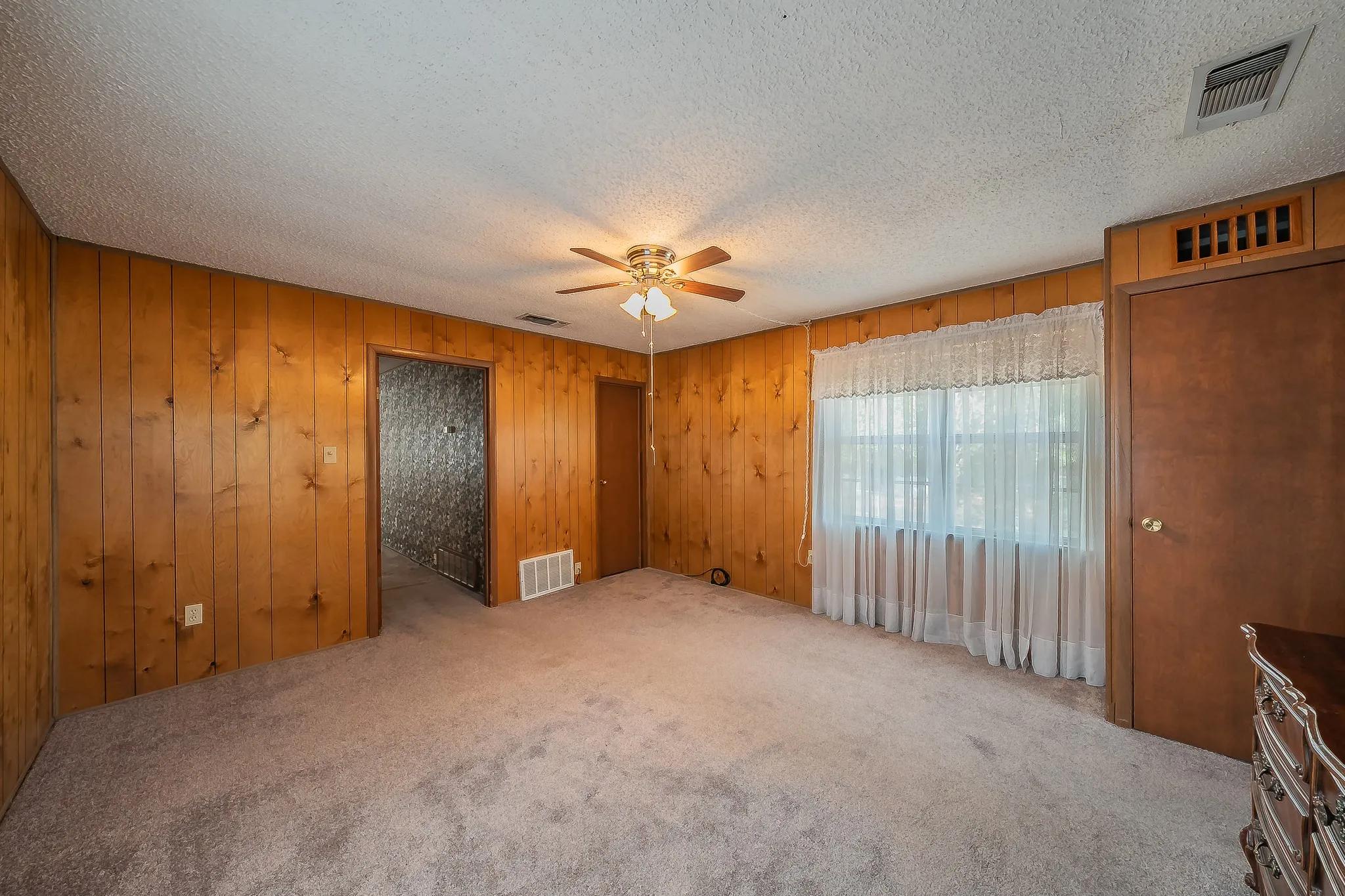 Single Family Residence For Sale in Tarrant County , 1812 Highland Drive E, Keller, Texas 76262, 2 Bedroom, 2 Bathroom, Garage spaces, 1,734 Sqft, built in 1972, mls#21396242, Real Estate Agent in Keller, Homes For Sale in Tarrant county, Homes For Sale in Keller, Realtor in Keller Texas, Real Estate Brokerage Independent Realty Texas, Luminita Cordes Realtor