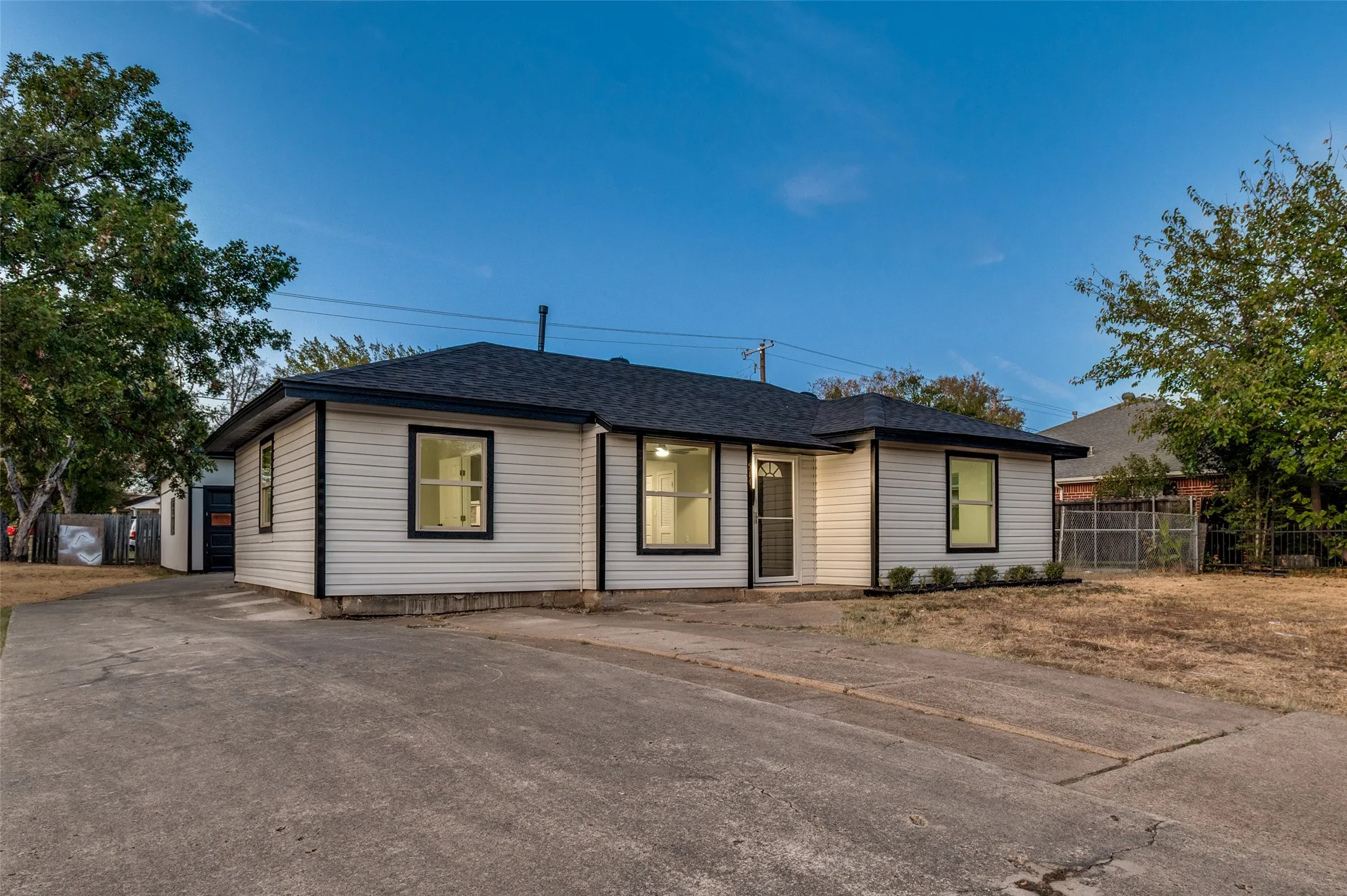 Single Family Residence For Sale in Dallas County , 514 Chickapoo Trace, Grand Prairie, Texas 75051, 3 Bedroom, 2 Bathroom, 2 Garage spaces, 1,000 Sqft, built in 1942, mls#21392561, Real Estate Agent in Grand Prairie, Homes For Sale in Dallas county, Homes For Sale in Grand Prairie, Realtor in Grand Prairie Texas, Real Estate Brokerage Independent Realty Texas, Luminita Cordes Realtor