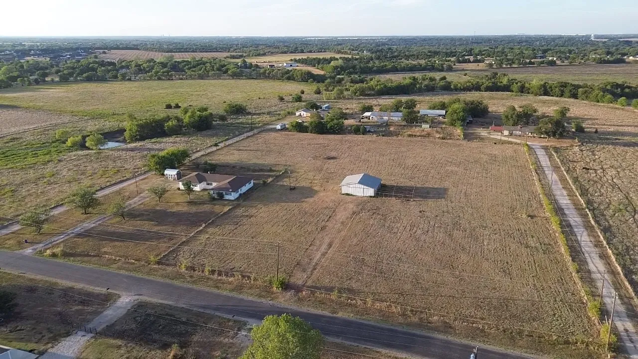 Single Family Residence For Sale in Ellis County , 203 Farrar Road, Waxahachie, Texas 75165, 3 Bedroom, 2 Bathroom, 2 Garage spaces, 1,943 Sqft, built in 1980, mls#21397263, Real Estate Agent in Waxahachie, Homes For Sale in Ellis county, Homes For Sale in Waxahachie, Realtor in Waxahachie Texas, Real Estate Brokerage Independent Realty Texas, Luminita Cordes Realtor