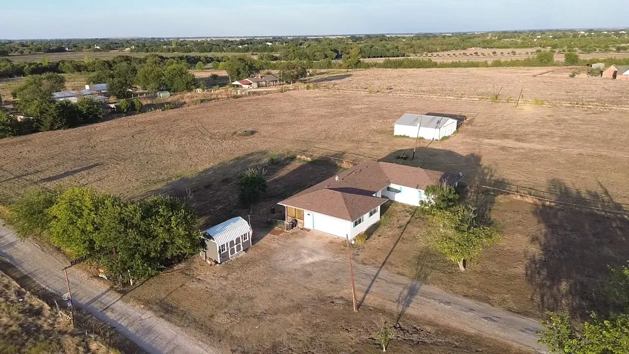 Single Family Residence For Sale in Ellis County , 203 Farrar Road, Waxahachie, Texas 75165, 3 Bedroom, 2 Bathroom, 2 Garage spaces, 1,943 Sqft, built in 1980, mls#21397263, Real Estate Agent in Waxahachie, Homes For Sale in Ellis county, Homes For Sale in Waxahachie, Realtor in Waxahachie Texas, Real Estate Brokerage Independent Realty Texas, Luminita Cordes Realtor