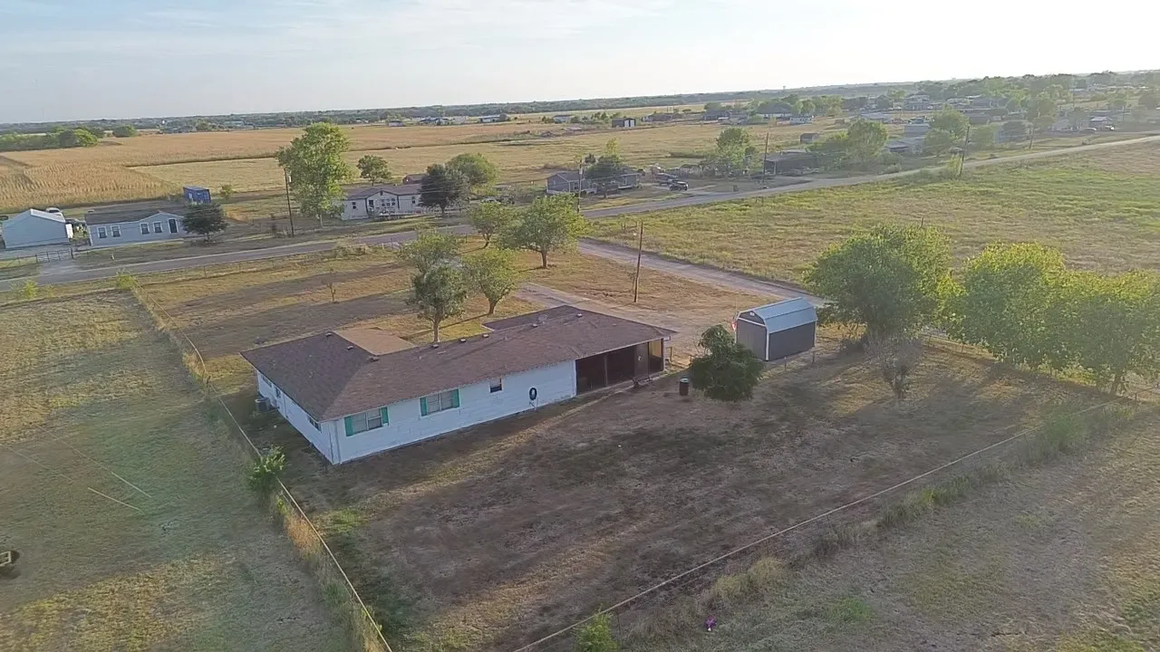 Single Family Residence For Sale in Ellis County , 203 Farrar Road, Waxahachie, Texas 75165, 3 Bedroom, 2 Bathroom, 2 Garage spaces, 1,943 Sqft, built in 1980, mls#21397263, Real Estate Agent in Waxahachie, Homes For Sale in Ellis county, Homes For Sale in Waxahachie, Realtor in Waxahachie Texas, Real Estate Brokerage Independent Realty Texas, Luminita Cordes Realtor