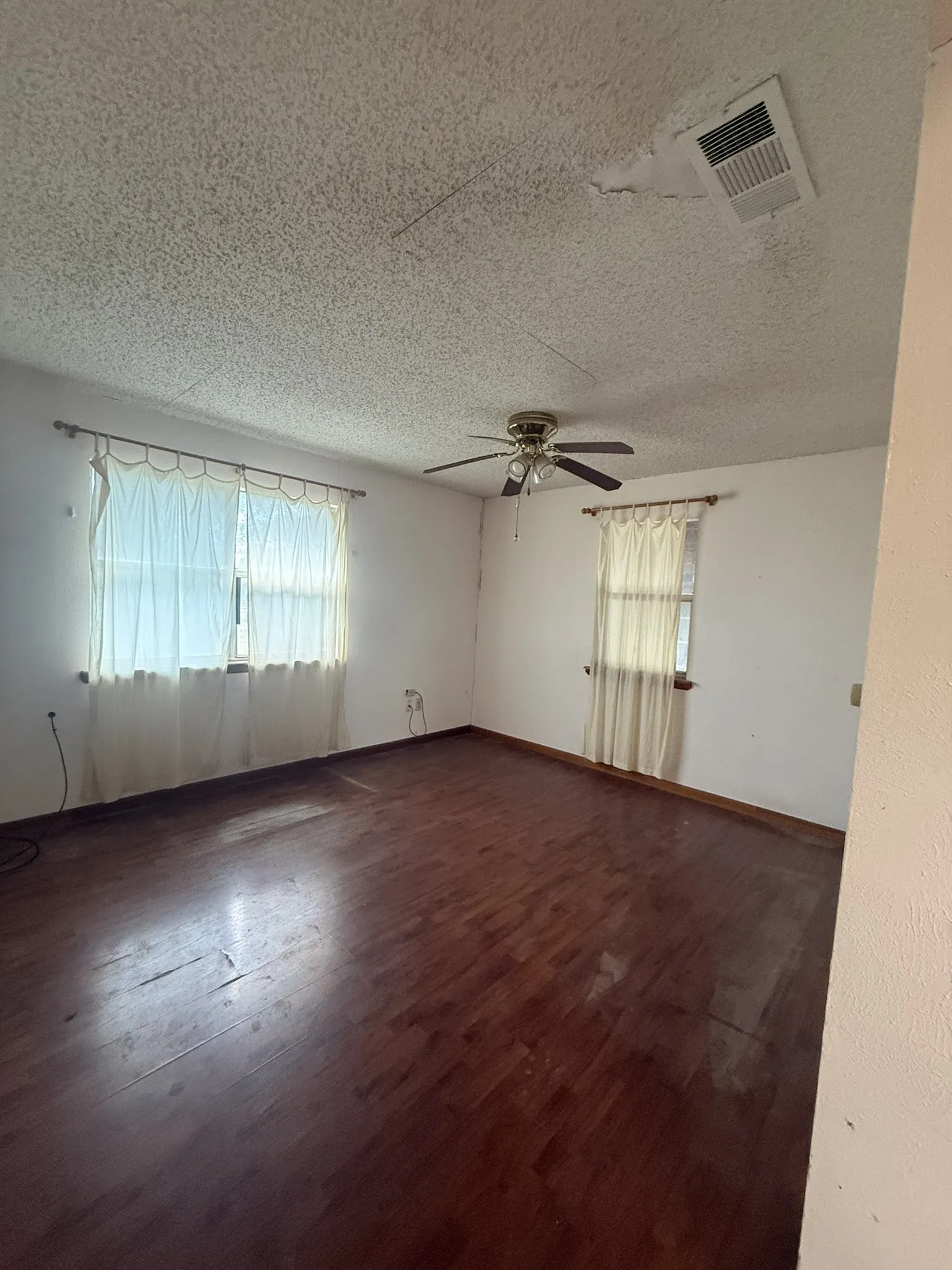 Single Family Residence For Sale in Ellis County , 203 Farrar Road, Waxahachie, Texas 75165, 3 Bedroom, 2 Bathroom, 2 Garage spaces, 1,943 Sqft, built in 1980, mls#21397263, Real Estate Agent in Waxahachie, Homes For Sale in Ellis county, Homes For Sale in Waxahachie, Realtor in Waxahachie Texas, Real Estate Brokerage Independent Realty Texas, Luminita Cordes Realtor