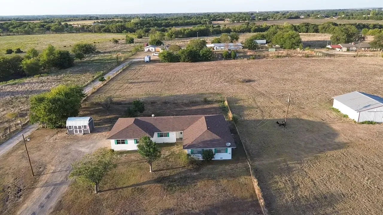 Single Family Residence For Sale in Ellis County , 203 Farrar Road, Waxahachie, Texas 75165, 3 Bedroom, 2 Bathroom, 2 Garage spaces, 1,943 Sqft, built in 1980, mls#21397263, Real Estate Agent in Waxahachie, Homes For Sale in Ellis county, Homes For Sale in Waxahachie, Realtor in Waxahachie Texas, Real Estate Brokerage Independent Realty Texas, Luminita Cordes Realtor