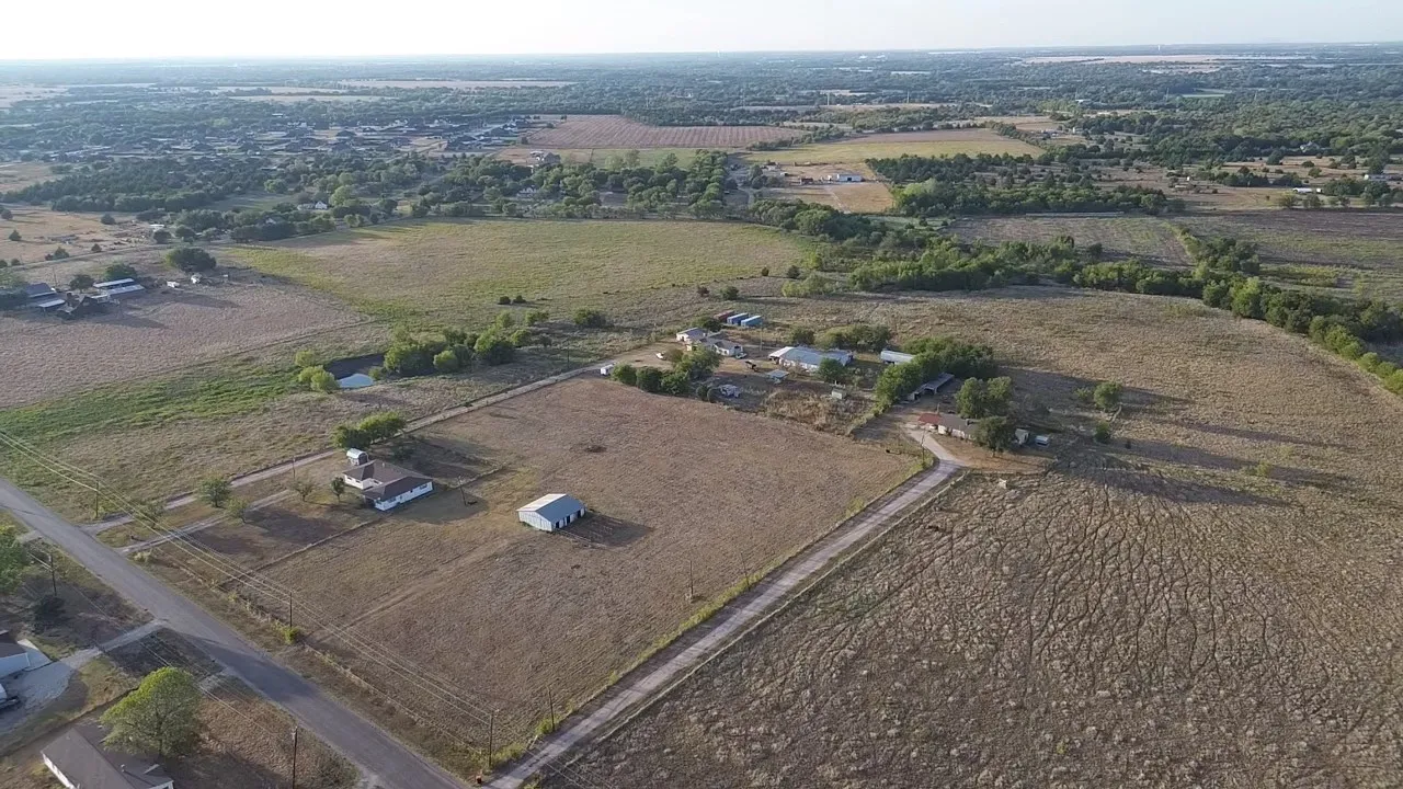 Single Family Residence For Sale in Ellis County , 203 Farrar Road, Waxahachie, Texas 75165, 3 Bedroom, 2 Bathroom, 2 Garage spaces, 1,943 Sqft, built in 1980, mls#21397263, Real Estate Agent in Waxahachie, Homes For Sale in Ellis county, Homes For Sale in Waxahachie, Realtor in Waxahachie Texas, Real Estate Brokerage Independent Realty Texas, Luminita Cordes Realtor