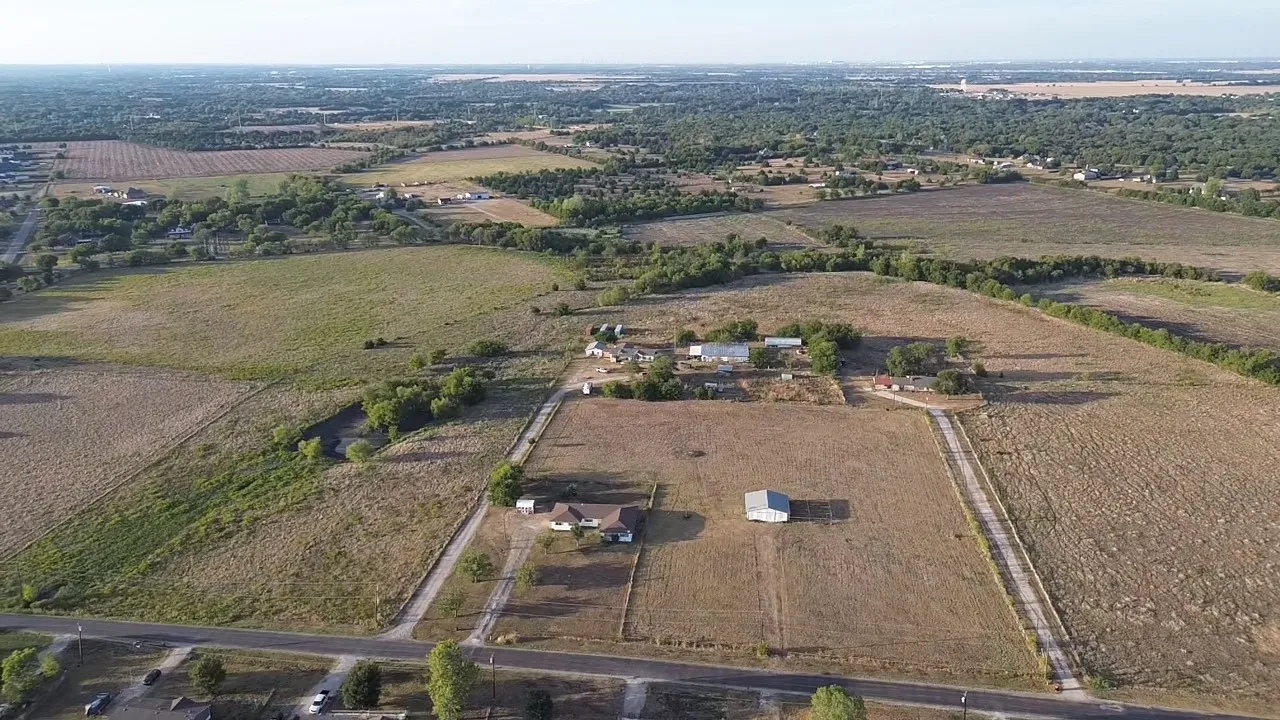Single Family Residence For Sale in Ellis County , 203 Farrar Road, Waxahachie, Texas 75165, 3 Bedroom, 2 Bathroom, 2 Garage spaces, 1,943 Sqft, built in 1980, mls#21397263, Real Estate Agent in Waxahachie, Homes For Sale in Ellis county, Homes For Sale in Waxahachie, Realtor in Waxahachie Texas, Real Estate Brokerage Independent Realty Texas, Luminita Cordes Realtor