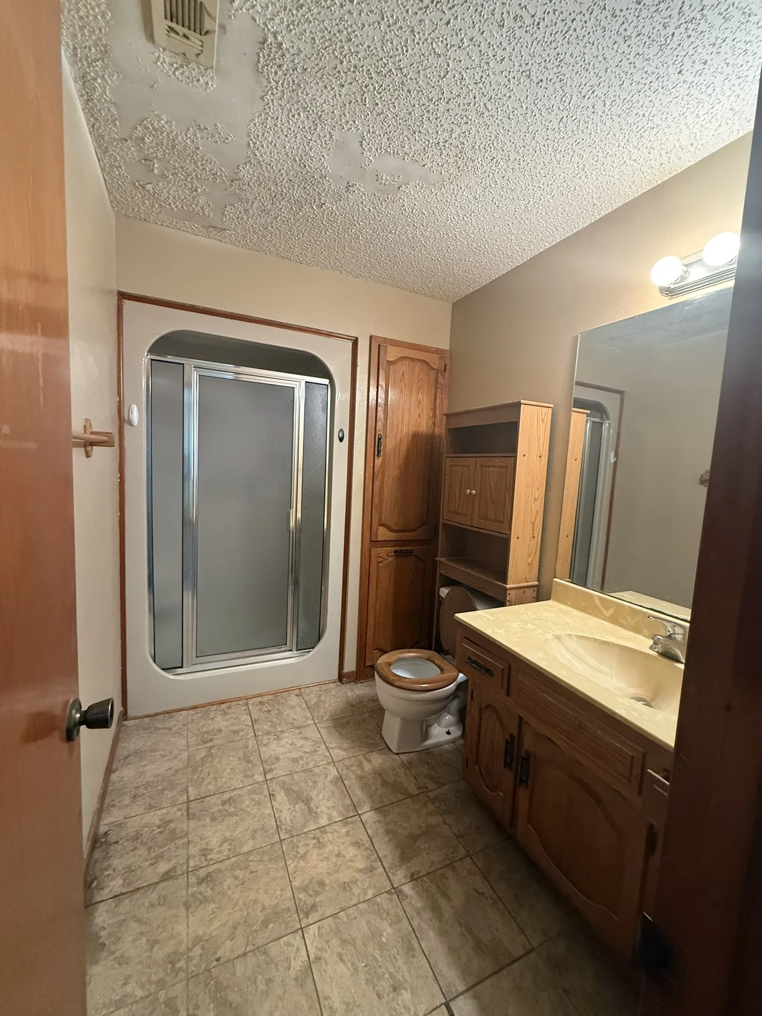 Single Family Residence For Sale in Ellis County , 203 Farrar Road, Waxahachie, Texas 75165, 3 Bedroom, 2 Bathroom, 2 Garage spaces, 1,943 Sqft, built in 1980, mls#21397263, Real Estate Agent in Waxahachie, Homes For Sale in Ellis county, Homes For Sale in Waxahachie, Realtor in Waxahachie Texas, Real Estate Brokerage Independent Realty Texas, Luminita Cordes Realtor