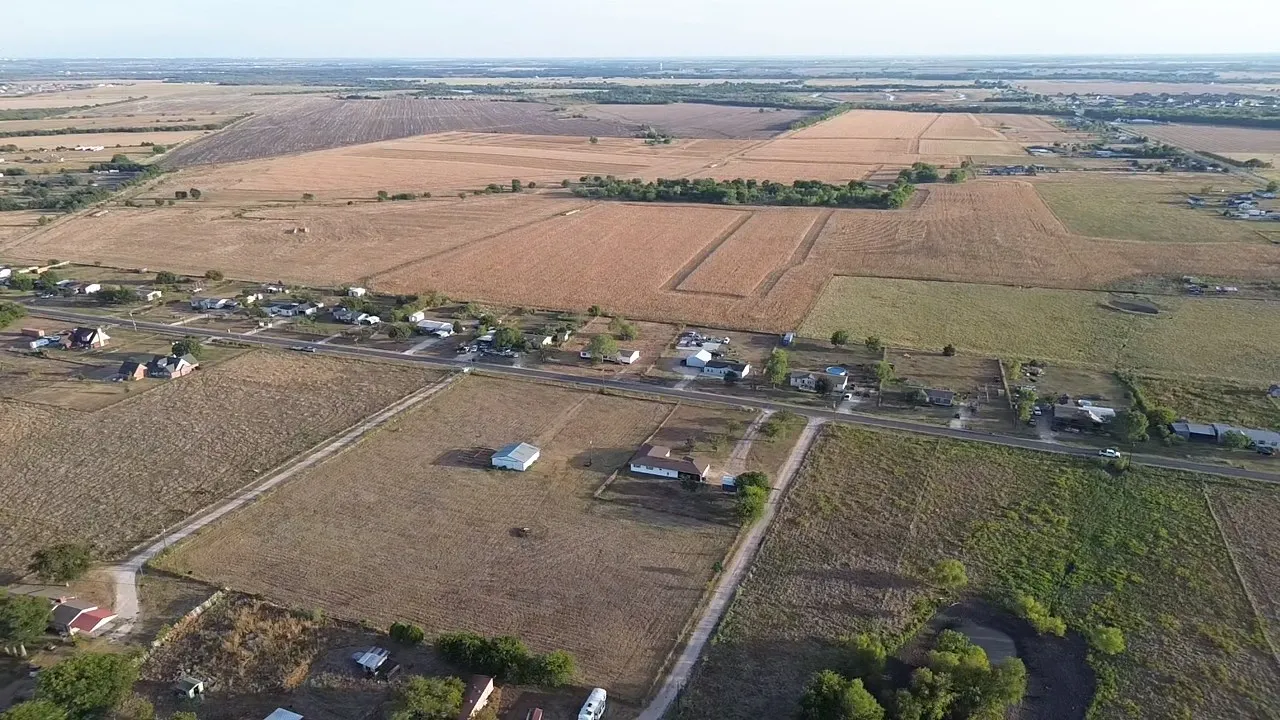 Single Family Residence For Sale in Ellis County , 203 Farrar Road, Waxahachie, Texas 75165, 3 Bedroom, 2 Bathroom, 2 Garage spaces, 1,943 Sqft, built in 1980, mls#21397263, Real Estate Agent in Waxahachie, Homes For Sale in Ellis county, Homes For Sale in Waxahachie, Realtor in Waxahachie Texas, Real Estate Brokerage Independent Realty Texas, Luminita Cordes Realtor