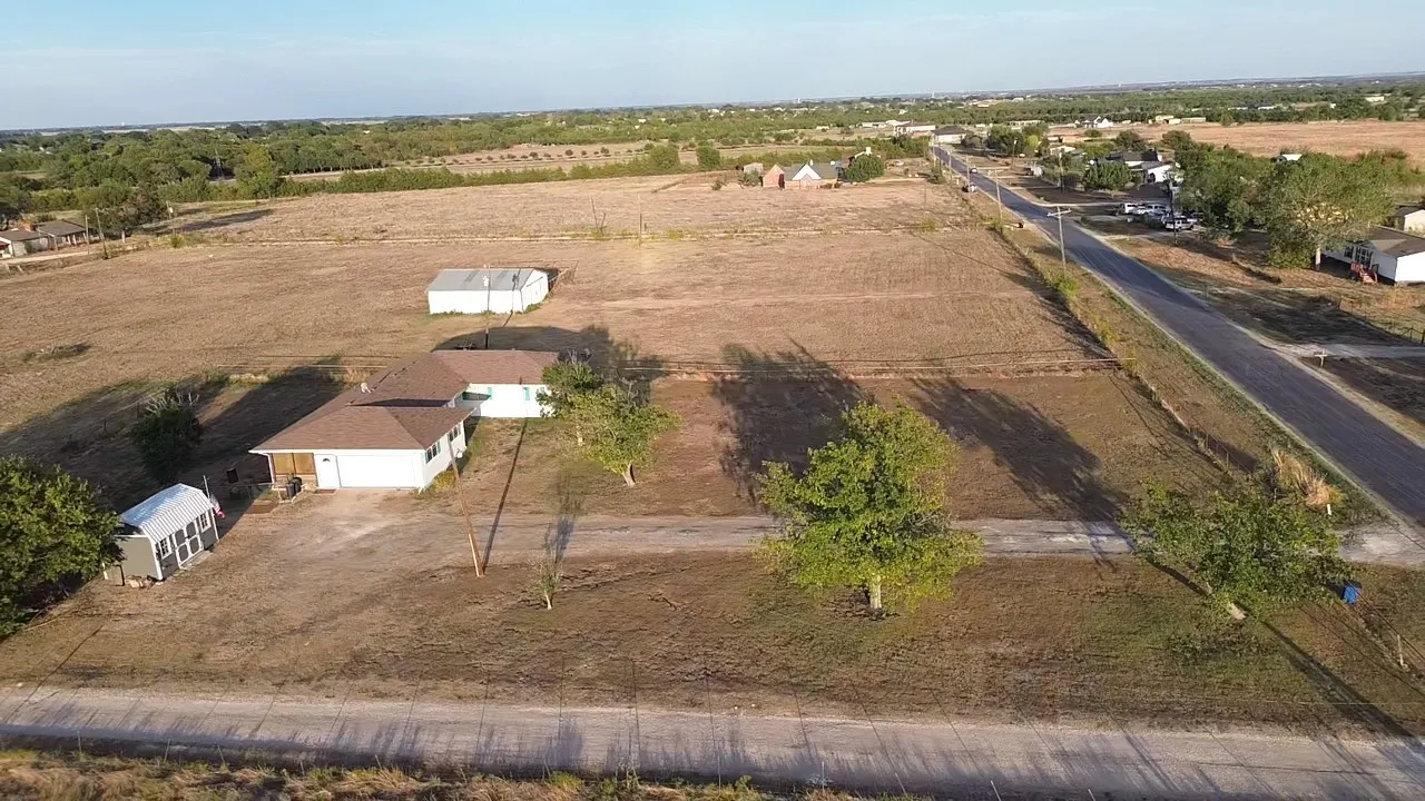 Single Family Residence For Sale in Ellis County , 203 Farrar Road, Waxahachie, Texas 75165, 3 Bedroom, 2 Bathroom, 2 Garage spaces, 1,943 Sqft, built in 1980, mls#21397263, Real Estate Agent in Waxahachie, Homes For Sale in Ellis county, Homes For Sale in Waxahachie, Realtor in Waxahachie Texas, Real Estate Brokerage Independent Realty Texas, Luminita Cordes Realtor