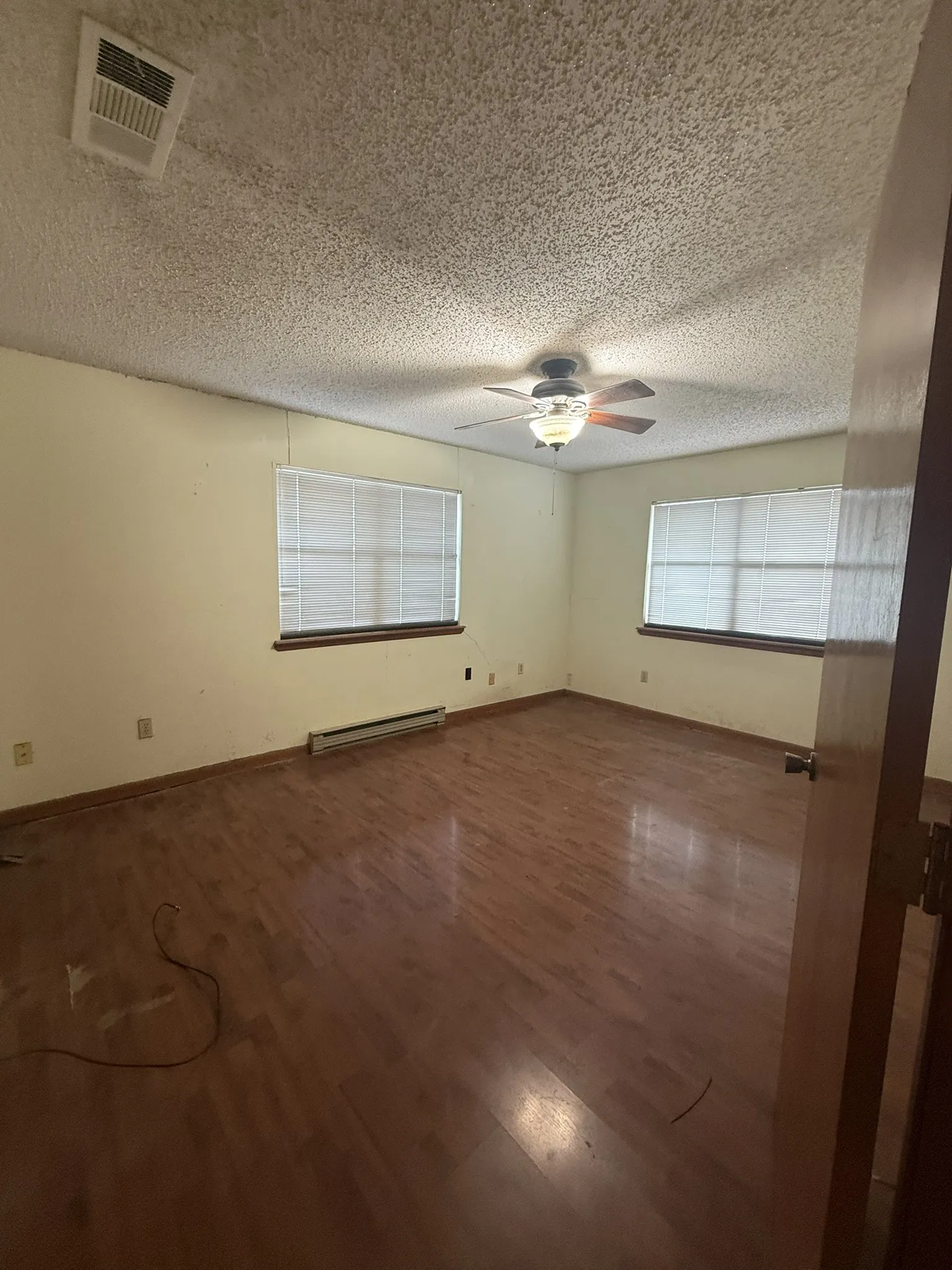 Single Family Residence For Sale in Ellis County , 203 Farrar Road, Waxahachie, Texas 75165, 3 Bedroom, 2 Bathroom, 2 Garage spaces, 1,943 Sqft, built in 1980, mls#21397263, Real Estate Agent in Waxahachie, Homes For Sale in Ellis county, Homes For Sale in Waxahachie, Realtor in Waxahachie Texas, Real Estate Brokerage Independent Realty Texas, Luminita Cordes Realtor