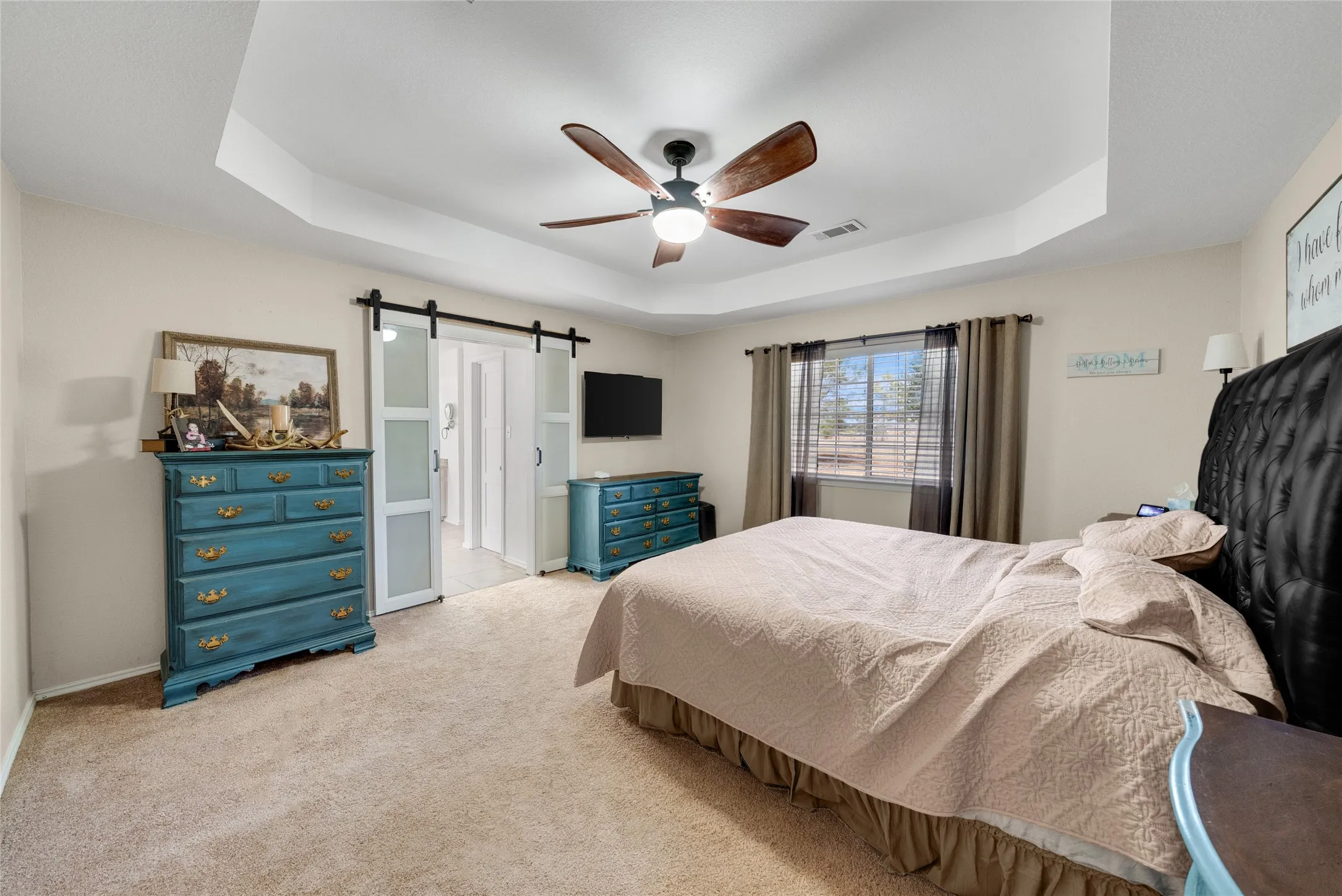 Tray ceiling with a ceiling fan