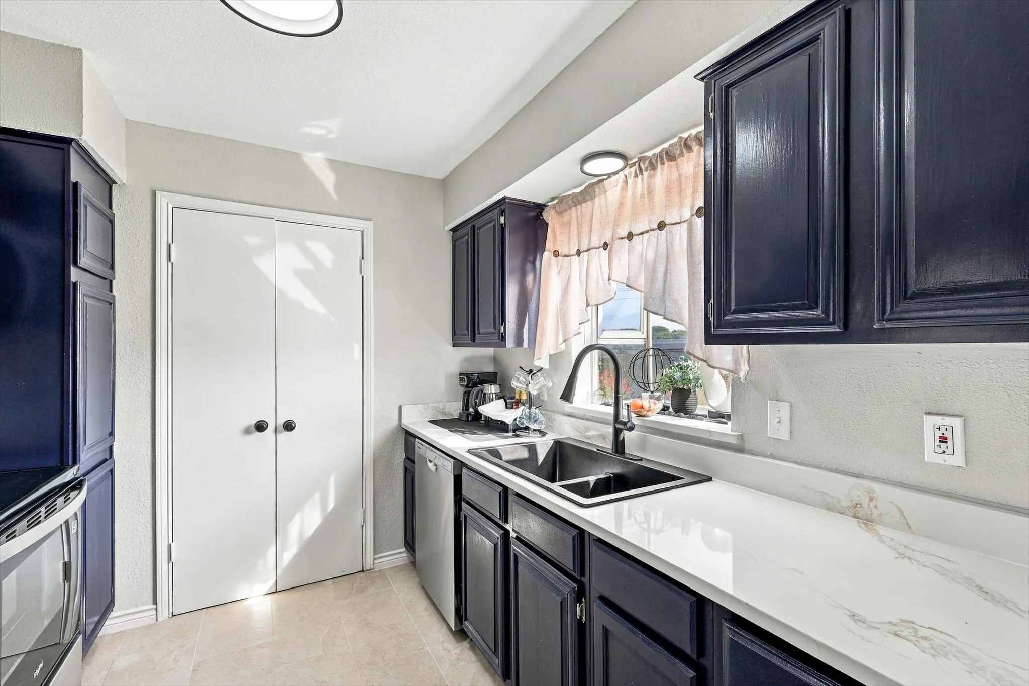 Condominium For Rent in Dallas County , 9801 Royal Lane 202, Dallas, Texas 75231, 2 Bedroom, 1 Bathroom, Garage spaces, 901 Sqft, built in 1981, mls#21397281, Real Estate Agent in Dallas, Homes For Rent in Dallas county, Homes For Rent in Dallas, Realtor in Dallas Texas, Real Estate Brokerage Independent Realty Texas, Luminita Cordes Realtor