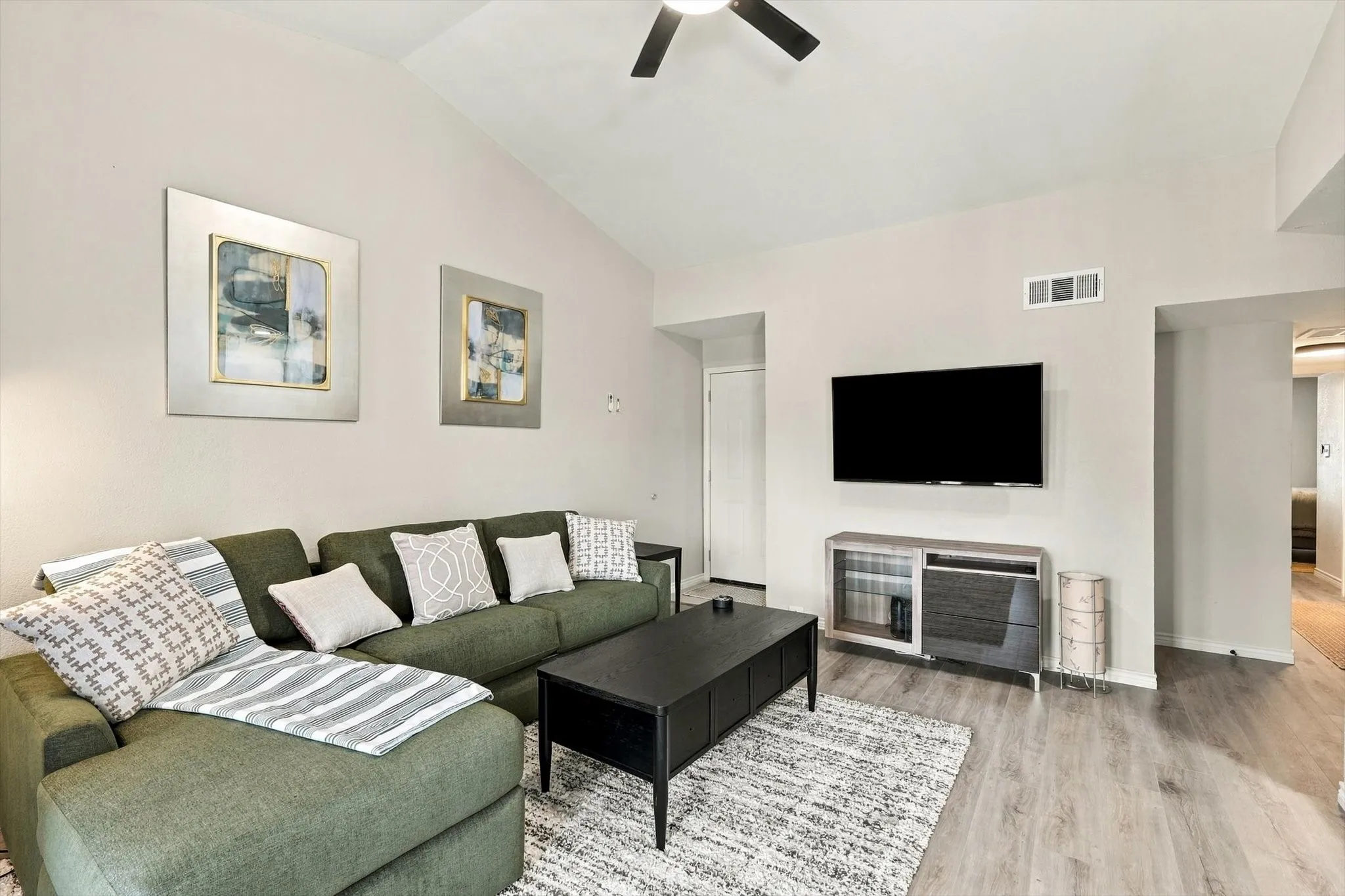 Condominium For Rent in Dallas County , 9801 Royal Lane 202, Dallas, Texas 75231, 2 Bedroom, 1 Bathroom, Garage spaces, 901 Sqft, built in 1981, mls#21397281, Real Estate Agent in Dallas, Homes For Rent in Dallas county, Homes For Rent in Dallas, Realtor in Dallas Texas, Real Estate Brokerage Independent Realty Texas, Luminita Cordes Realtor