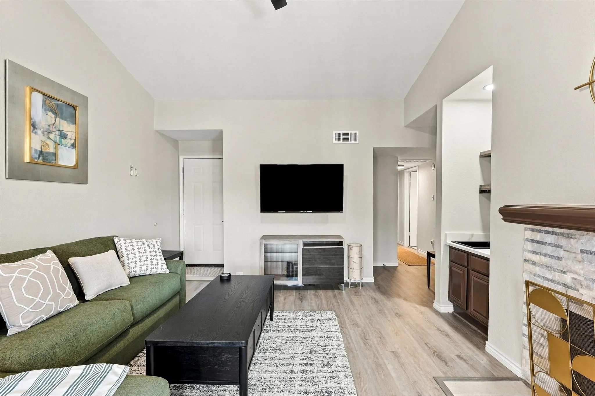 Condominium For Rent in Dallas County , 9801 Royal Lane 202, Dallas, Texas 75231, 2 Bedroom, 1 Bathroom, Garage spaces, 901 Sqft, built in 1981, mls#21397281, Real Estate Agent in Dallas, Homes For Rent in Dallas county, Homes For Rent in Dallas, Realtor in Dallas Texas, Real Estate Brokerage Independent Realty Texas, Luminita Cordes Realtor