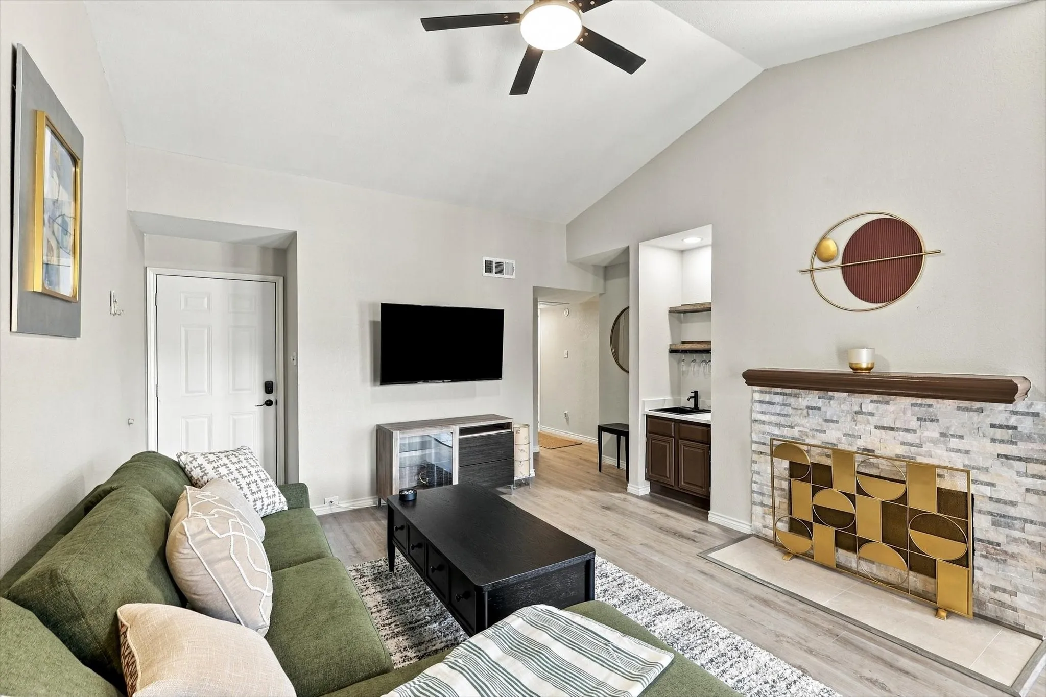 Condominium For Rent in Dallas County , 9801 Royal Lane 202, Dallas, Texas 75231, 2 Bedroom, 1 Bathroom, Garage spaces, 901 Sqft, built in 1981, mls#21397281, Real Estate Agent in Dallas, Homes For Rent in Dallas county, Homes For Rent in Dallas, Realtor in Dallas Texas, Real Estate Brokerage Independent Realty Texas, Luminita Cordes Realtor