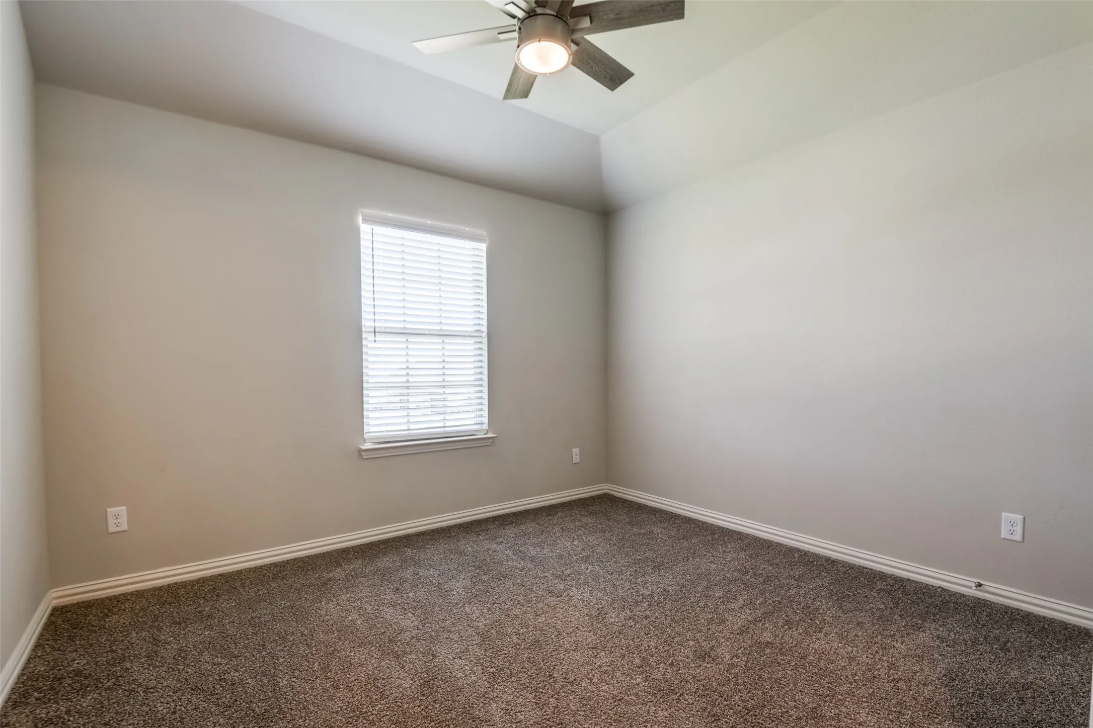 Single Family Residence For Rent in Kaufman County , 1133 Barrix Drive, Forney, Texas 75126, 5 Bedroom, 3 Bathroom, 3 Garage spaces, 2,950 Sqft, built in 2020, mls#21397189, Real Estate Agent in Forney, Homes For Rent in Kaufman county, Homes For Rent in Forney, Realtor in Forney Texas, Real Estate Brokerage Independent Realty Texas, Luminita Cordes Realtor