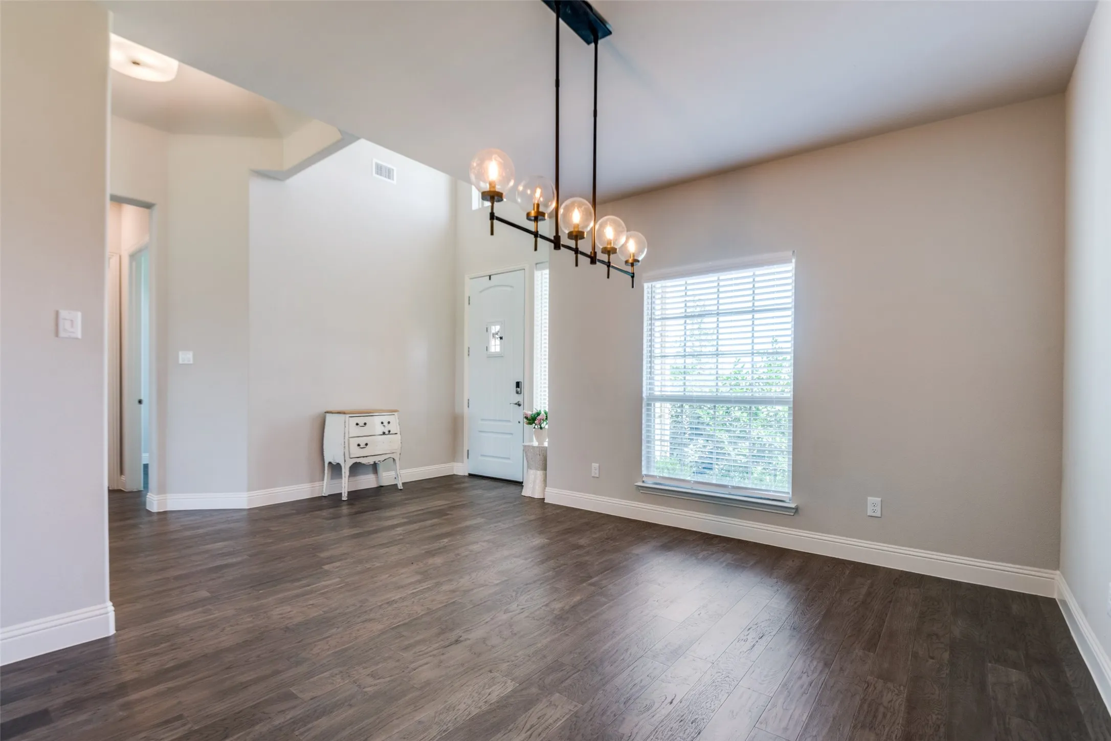 Single Family Residence For Rent in Kaufman County , 1133 Barrix Drive, Forney, Texas 75126, 5 Bedroom, 3 Bathroom, 3 Garage spaces, 2,950 Sqft, built in 2020, mls#21397189, Real Estate Agent in Forney, Homes For Rent in Kaufman county, Homes For Rent in Forney, Realtor in Forney Texas, Real Estate Brokerage Independent Realty Texas, Luminita Cordes Realtor