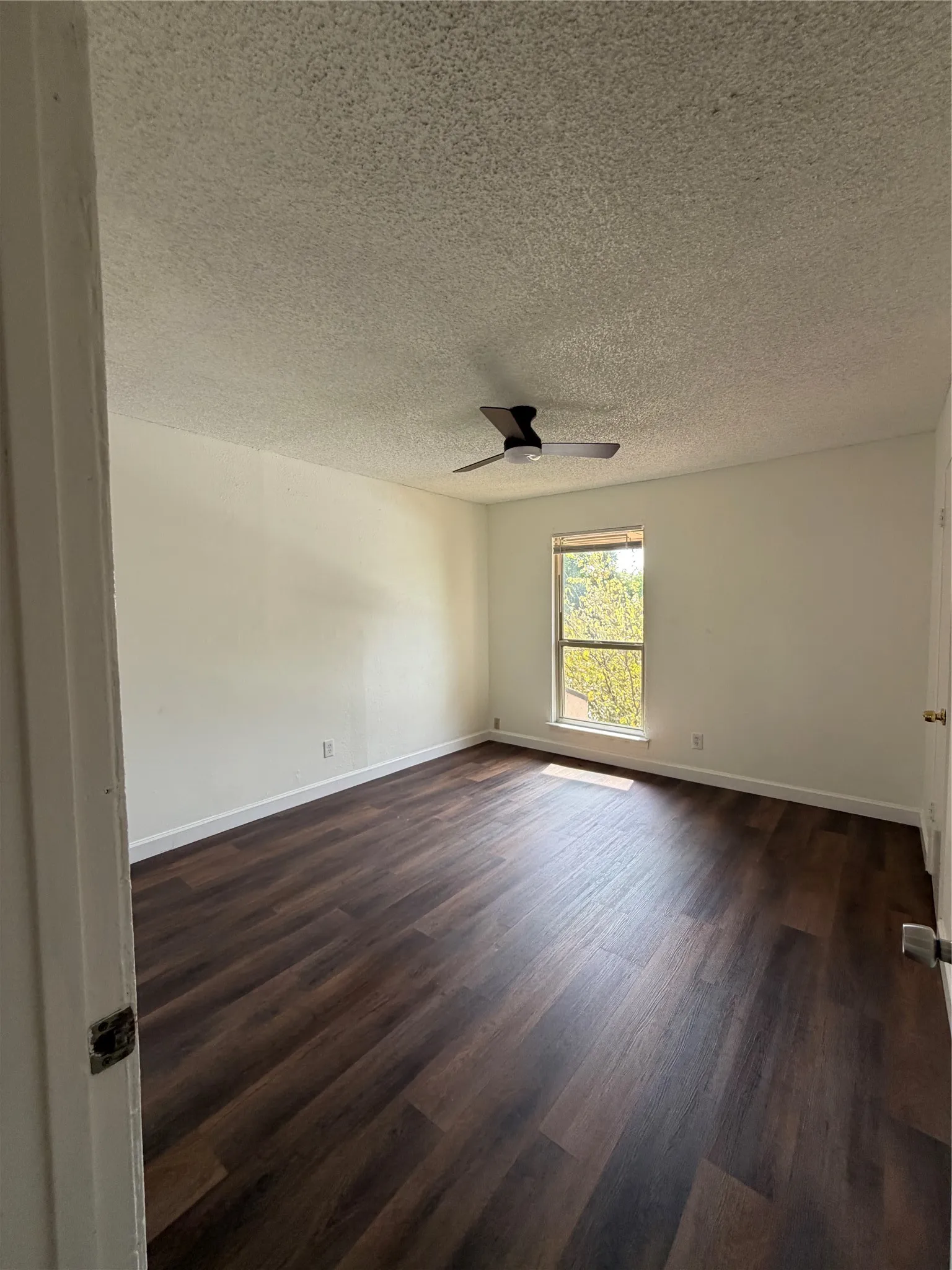 Townhouse For Rent in Dallas County , 536 Valley Park Drive, Garland, Texas 75043, 4 Bedroom, 3 Bathroom, 2 Garage spaces, 1,410 Sqft, built in 1973, mls#21397295, Real Estate Agent in Garland, Homes For Rent in Dallas county, Homes For Rent in Garland, Realtor in Garland Texas, Real Estate Brokerage Independent Realty Texas, Luminita Cordes Realtor