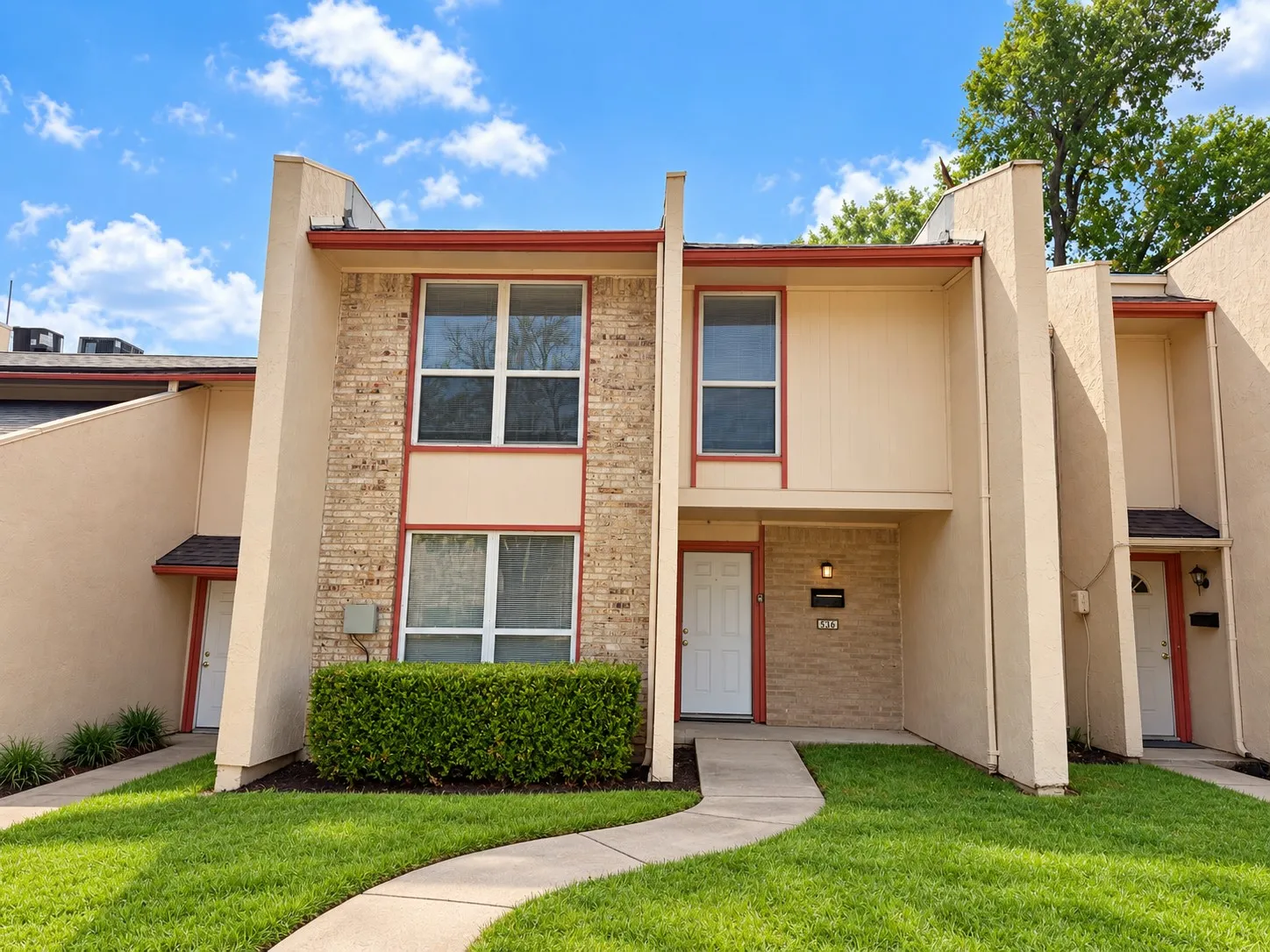 Townhouse For Rent in Dallas County , 536 Valley Park Drive, Garland, Texas 75043, 4 Bedroom, 3 Bathroom, 2 Garage spaces, 1,410 Sqft, built in 1973, mls#21397295, Real Estate Agent in Garland, Homes For Rent in Dallas county, Homes For Rent in Garland, Realtor in Garland Texas, Real Estate Brokerage Independent Realty Texas, Luminita Cordes Realtor