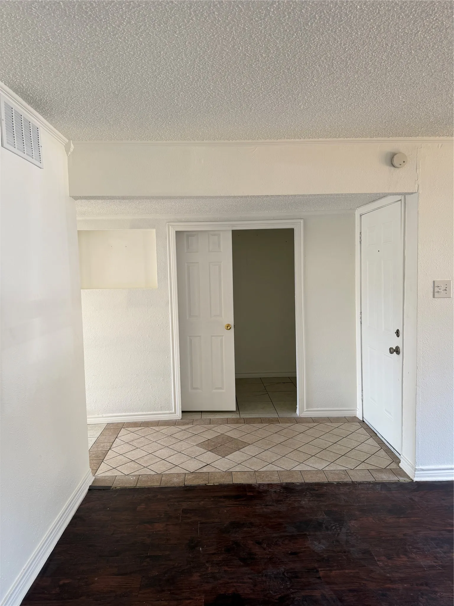 Townhouse For Rent in Dallas County , 536 Valley Park Drive, Garland, Texas 75043, 4 Bedroom, 3 Bathroom, 2 Garage spaces, 1,410 Sqft, built in 1973, mls#21397295, Real Estate Agent in Garland, Homes For Rent in Dallas county, Homes For Rent in Garland, Realtor in Garland Texas, Real Estate Brokerage Independent Realty Texas, Luminita Cordes Realtor