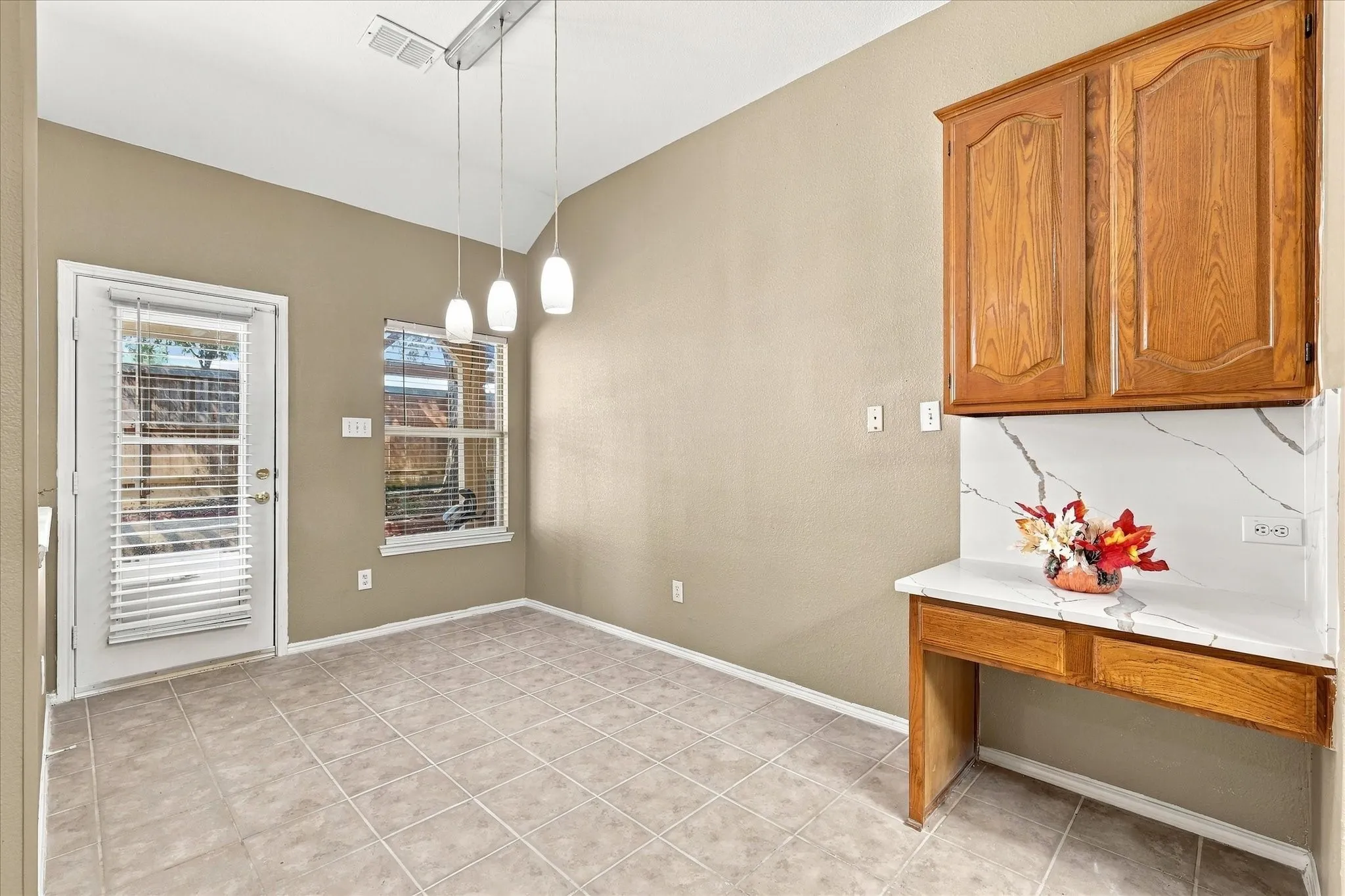 Single Family Residence For Sale in Denton County , 304 Patricia Lane, Highland Village, Texas 75077, 4 Bedroom, 3 Bathroom, 2 Garage spaces, 3,012 Sqft, built in 1997, mls#21397297, Real Estate Agent in Highland Village, Homes For Sale in Denton county, Homes For Sale in Highland Village, Realtor in Highland Village Texas, Real Estate Brokerage Independent Realty Texas, Luminita Cordes Realtor
