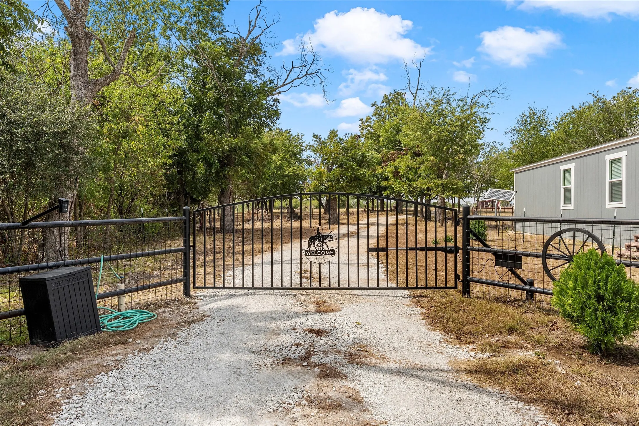 Manufactured Home For Sale in Mc Lennan County , 9312 S Lone Star Parkway, Moody, Texas 76557, 3 Bedroom, 2 Bathroom, 3 Garage spaces, 1,680 Sqft, built in 1991, mls#21397286, Real Estate Agent in Moody, Homes For Sale in Mc Lennan county, Homes For Sale in Moody, Realtor in Moody Texas, Real Estate Brokerage Independent Realty Texas, Luminita Cordes Realtor