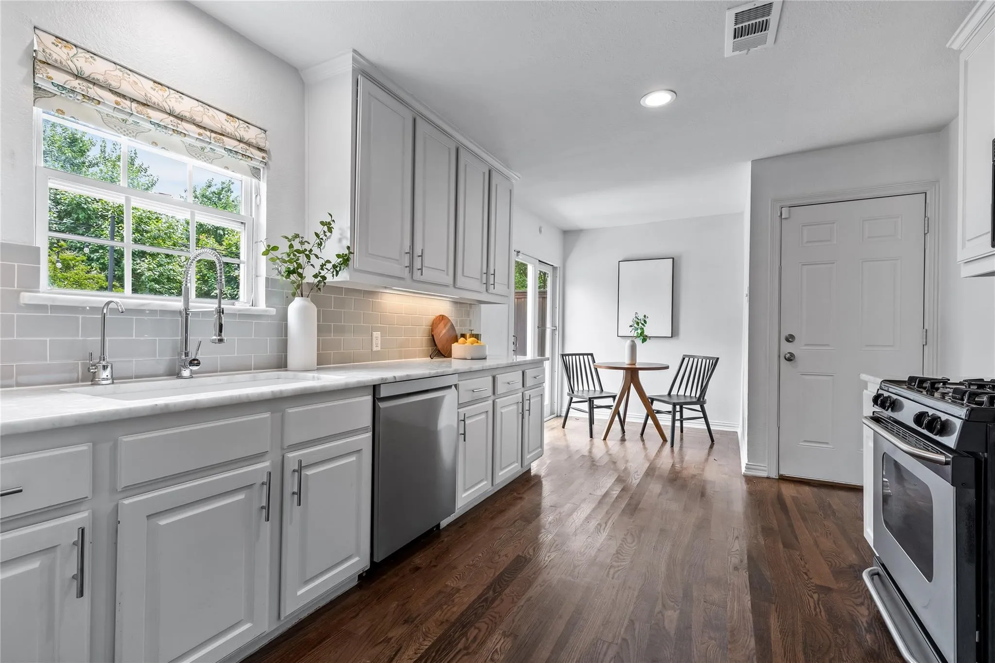 Single Family Residence For Rent in Dallas County , 5018 Wateka Drive, Dallas, Texas 75209, 2 Bedroom, 2 Bathroom, 2 Garage spaces, 1,412 Sqft, built in 1946, mls#21397305, Real Estate Agent in Dallas, Homes For Rent in Dallas county, Homes For Rent in Dallas, Realtor in Dallas Texas, Real Estate Brokerage Independent Realty Texas, Luminita Cordes Realtor