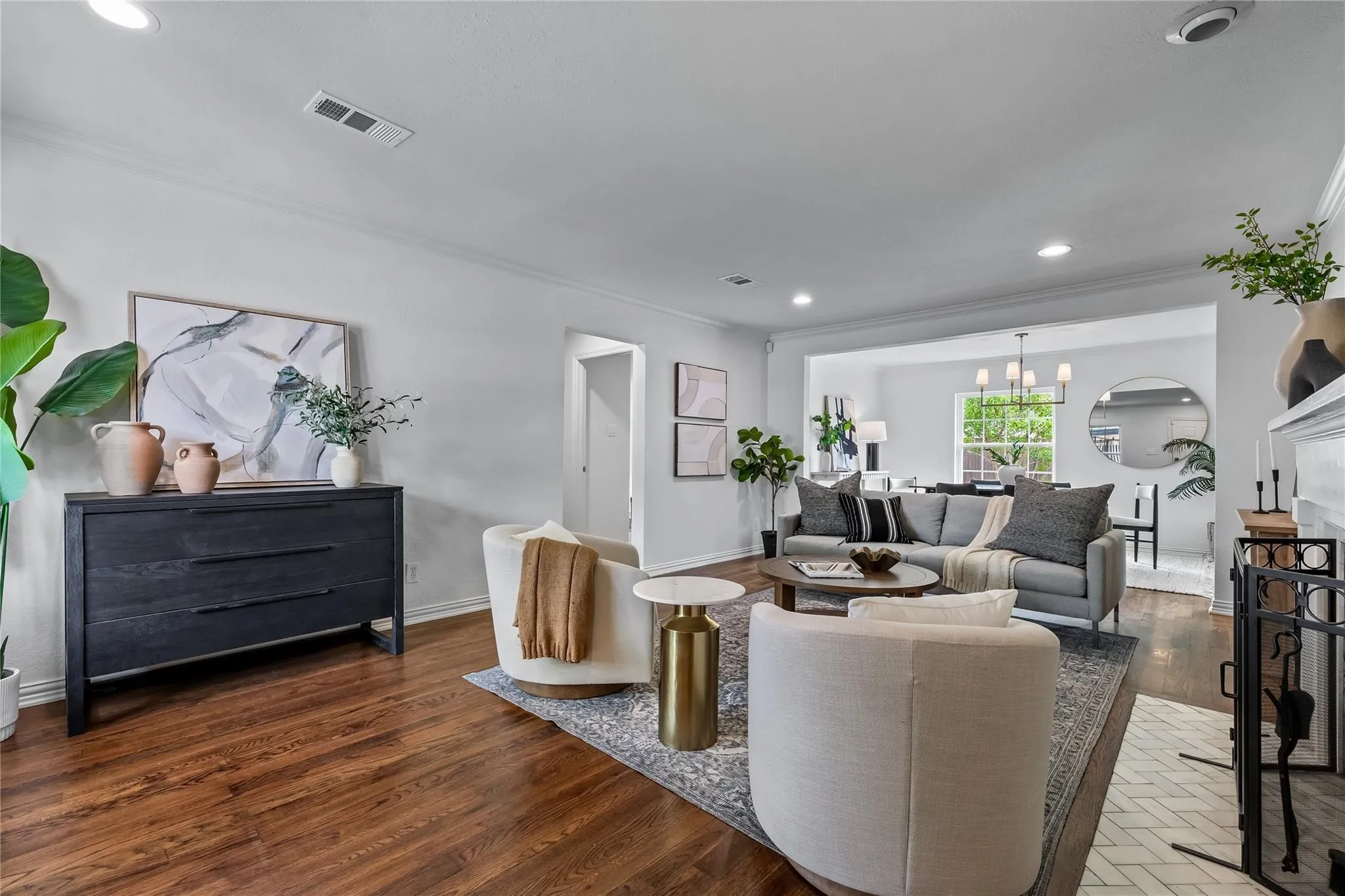 Single Family Residence For Rent in Dallas County , 5018 Wateka Drive, Dallas, Texas 75209, 2 Bedroom, 2 Bathroom, 2 Garage spaces, 1,412 Sqft, built in 1946, mls#21397305, Real Estate Agent in Dallas, Homes For Rent in Dallas county, Homes For Rent in Dallas, Realtor in Dallas Texas, Real Estate Brokerage Independent Realty Texas, Luminita Cordes Realtor