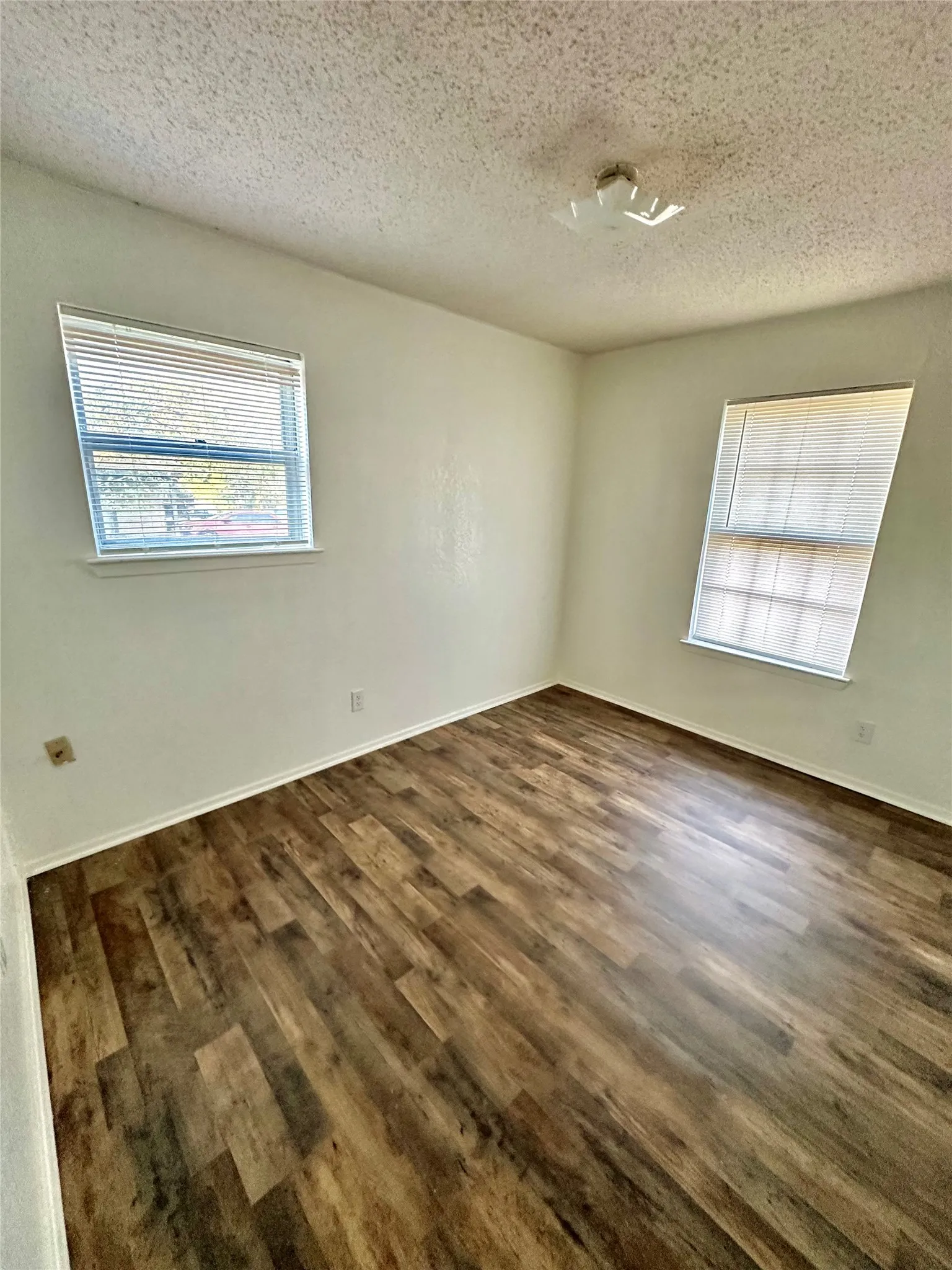 Single Family Residence For Sale in Mc Lennan County , 713 Rolling Hills Drive, Hewitt, Texas 76643, 3 Bedroom, 2 Bathroom, Garage spaces, 1,304 Sqft, built in 1978, mls#21397311, Real Estate Agent in Hewitt, Homes For Sale in Mc Lennan county, Homes For Sale in Hewitt, Realtor in Hewitt Texas, Real Estate Brokerage Independent Realty Texas, Luminita Cordes Realtor
