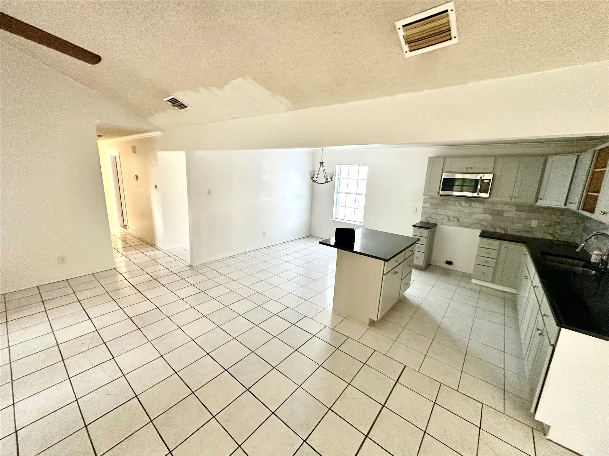 Single Family Residence For Sale in Mc Lennan County , 713 Rolling Hills Drive, Hewitt, Texas 76643, 3 Bedroom, 2 Bathroom, Garage spaces, 1,304 Sqft, built in 1978, mls#21397311, Real Estate Agent in Hewitt, Homes For Sale in Mc Lennan county, Homes For Sale in Hewitt, Realtor in Hewitt Texas, Real Estate Brokerage Independent Realty Texas, Luminita Cordes Realtor