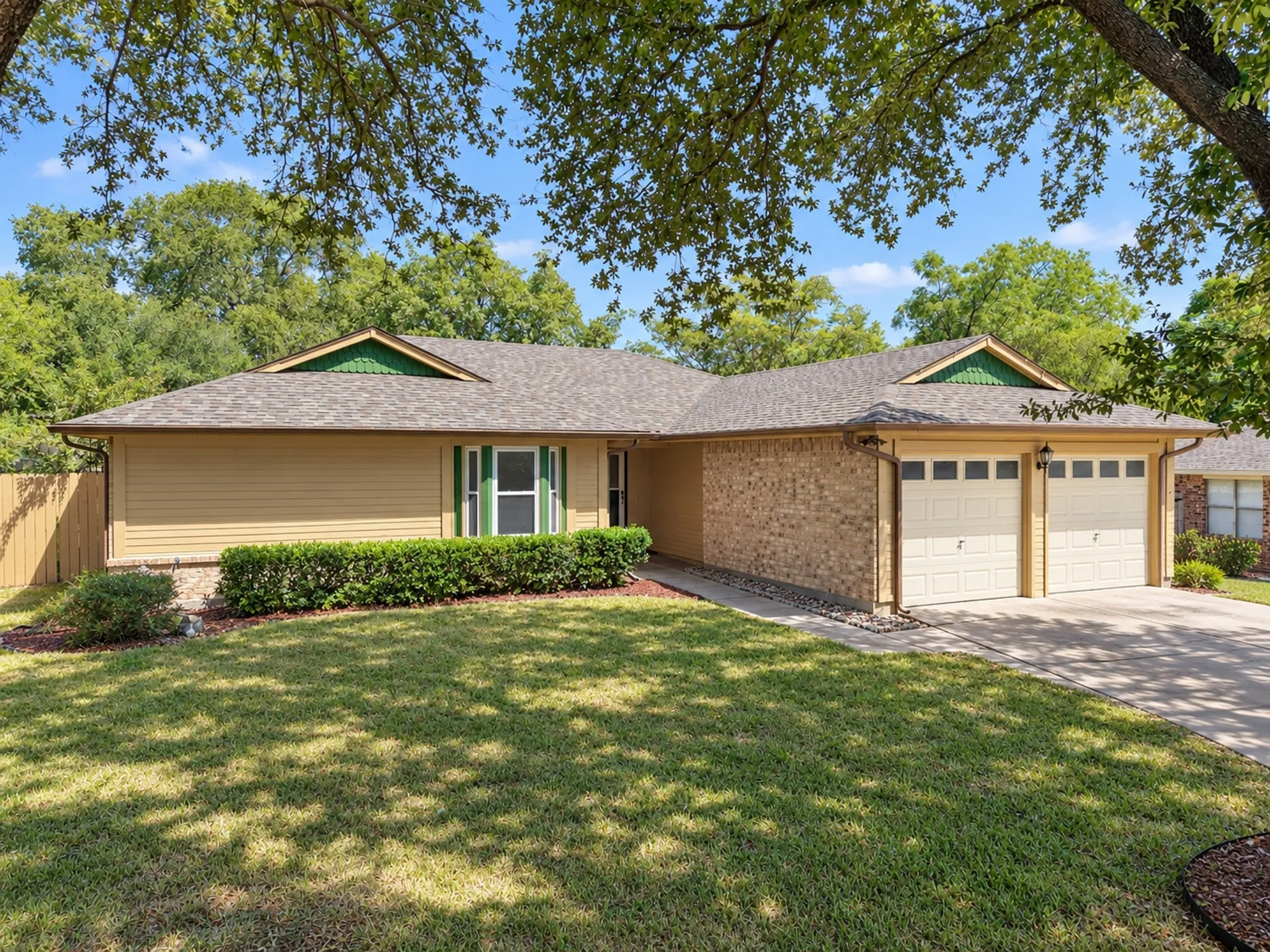 Single Family Residence For Sale in Dallas County , 2336 Carlisle Court, Grand Prairie, Texas 75052, 3 Bedroom, 2 Bathroom, 2 Garage spaces, 1,802 Sqft, built in 1985, mls#21387330, Real Estate Agent in Grand Prairie, Homes For Sale in Dallas county, Homes For Sale in Grand Prairie, Realtor in Grand Prairie Texas, Real Estate Brokerage Independent Realty Texas, Luminita Cordes Realtor