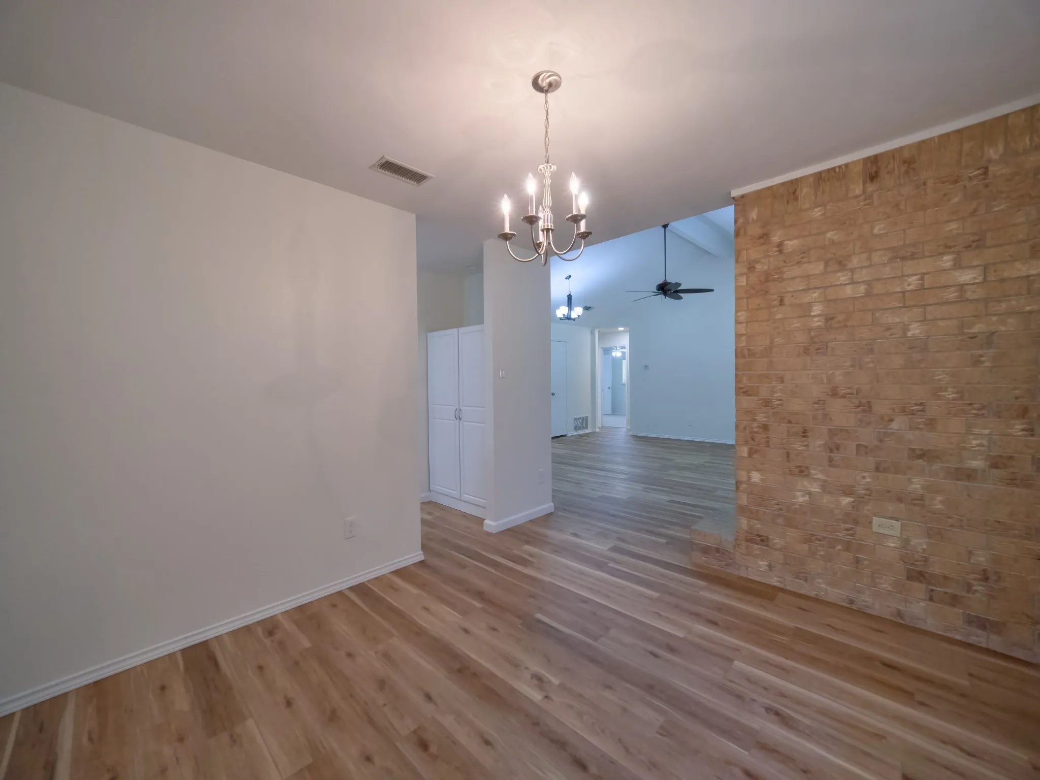 Single Family Residence For Sale in Dallas County , 2336 Carlisle Court, Grand Prairie, Texas 75052, 3 Bedroom, 2 Bathroom, 2 Garage spaces, 1,802 Sqft, built in 1985, mls#21387330, Real Estate Agent in Grand Prairie, Homes For Sale in Dallas county, Homes For Sale in Grand Prairie, Realtor in Grand Prairie Texas, Real Estate Brokerage Independent Realty Texas, Luminita Cordes Realtor