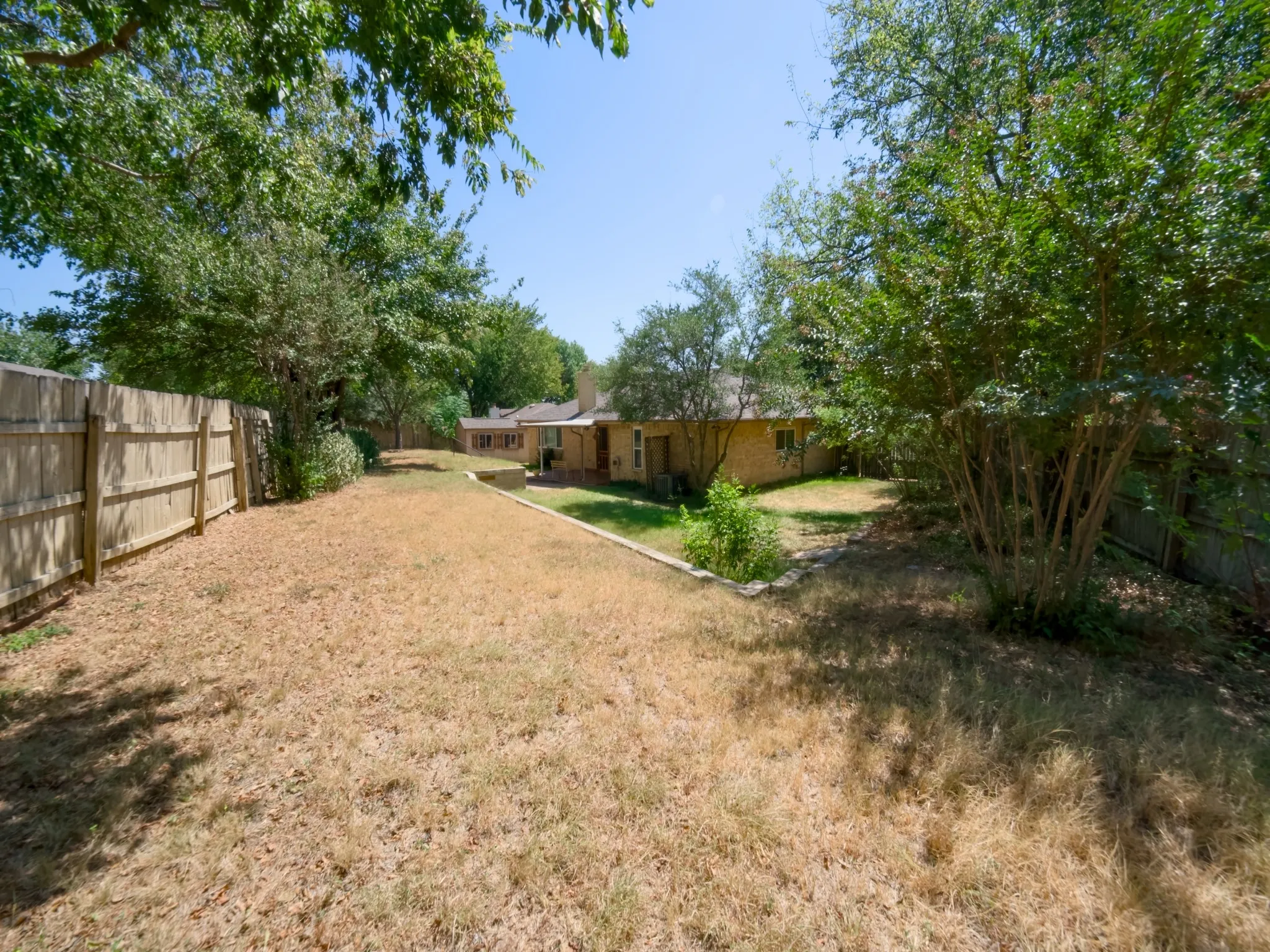 Single Family Residence For Sale in Dallas County , 2336 Carlisle Court, Grand Prairie, Texas 75052, 3 Bedroom, 2 Bathroom, 2 Garage spaces, 1,802 Sqft, built in 1985, mls#21387330, Real Estate Agent in Grand Prairie, Homes For Sale in Dallas county, Homes For Sale in Grand Prairie, Realtor in Grand Prairie Texas, Real Estate Brokerage Independent Realty Texas, Luminita Cordes Realtor