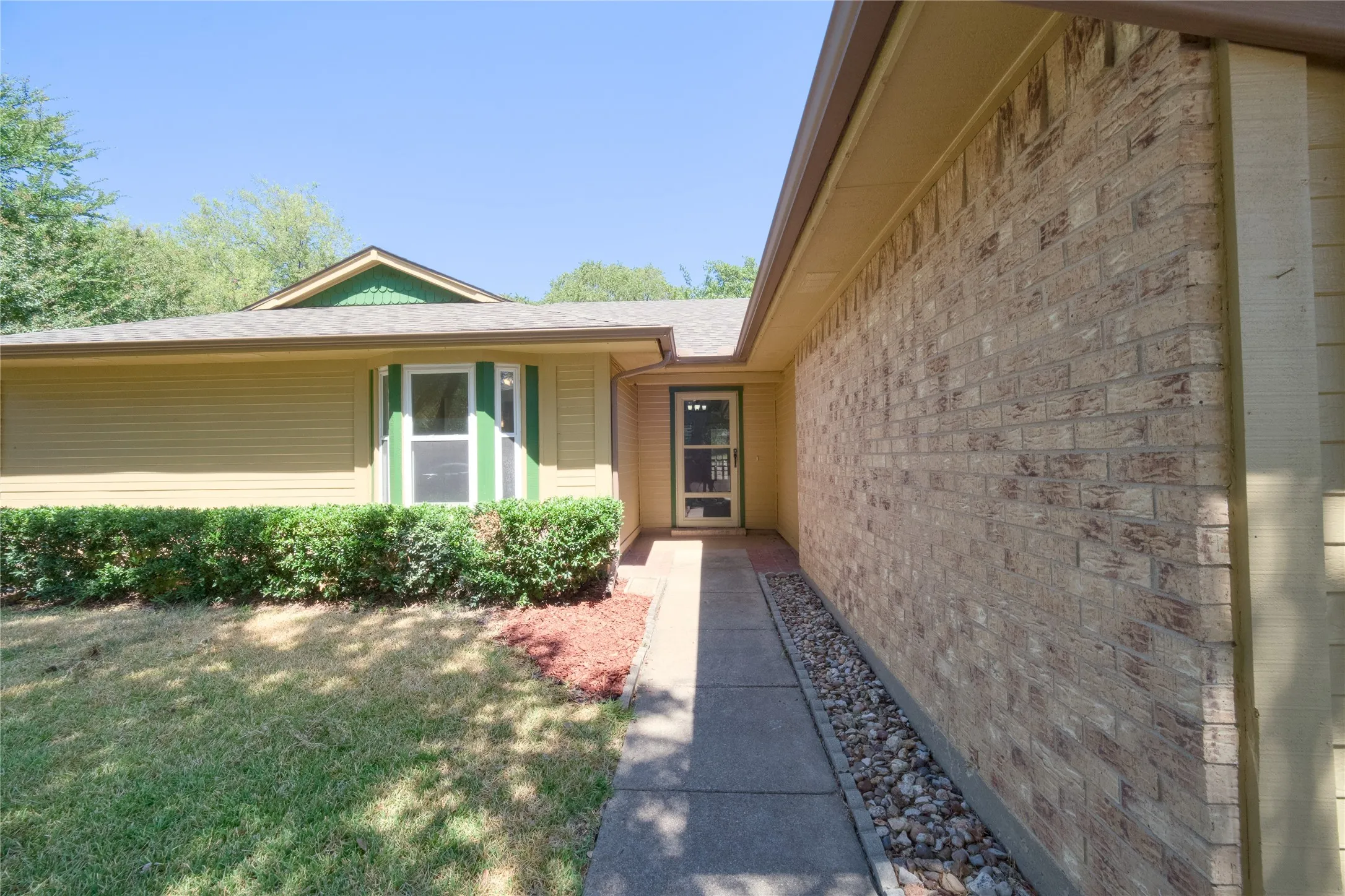 Single Family Residence For Sale in Dallas County , 2336 Carlisle Court, Grand Prairie, Texas 75052, 3 Bedroom, 2 Bathroom, 2 Garage spaces, 1,802 Sqft, built in 1985, mls#21387330, Real Estate Agent in Grand Prairie, Homes For Sale in Dallas county, Homes For Sale in Grand Prairie, Realtor in Grand Prairie Texas, Real Estate Brokerage Independent Realty Texas, Luminita Cordes Realtor